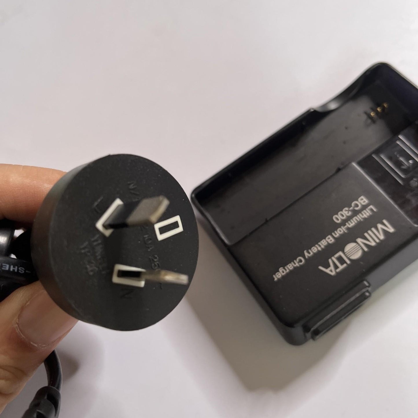 Genuine  Minolta BC-300 Battery Charger for Dimage X, Xi, Xt, NP-200 Battery