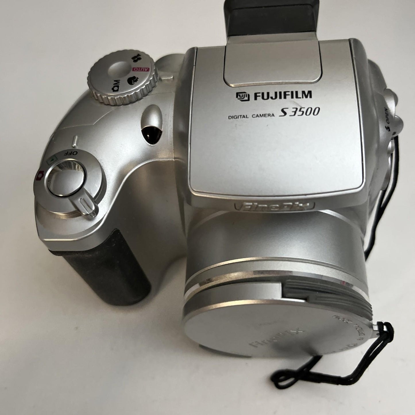 Fujifilm Finepix S3500 Digital SLR Camera 4MP 6x Optical Zoom