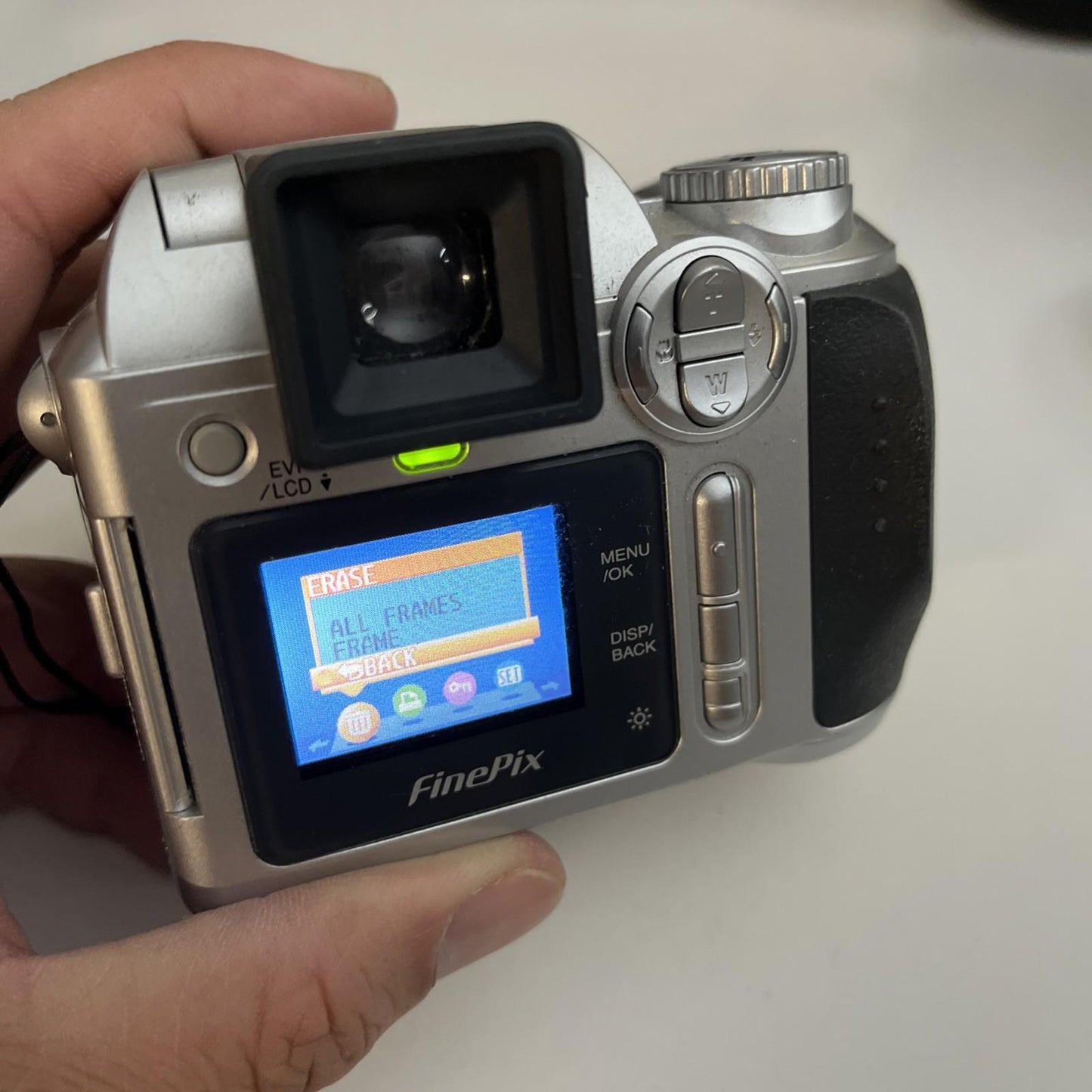 Fujifilm Finepix S3500 Digital SLR Camera 4MP 6x Optical Zoom