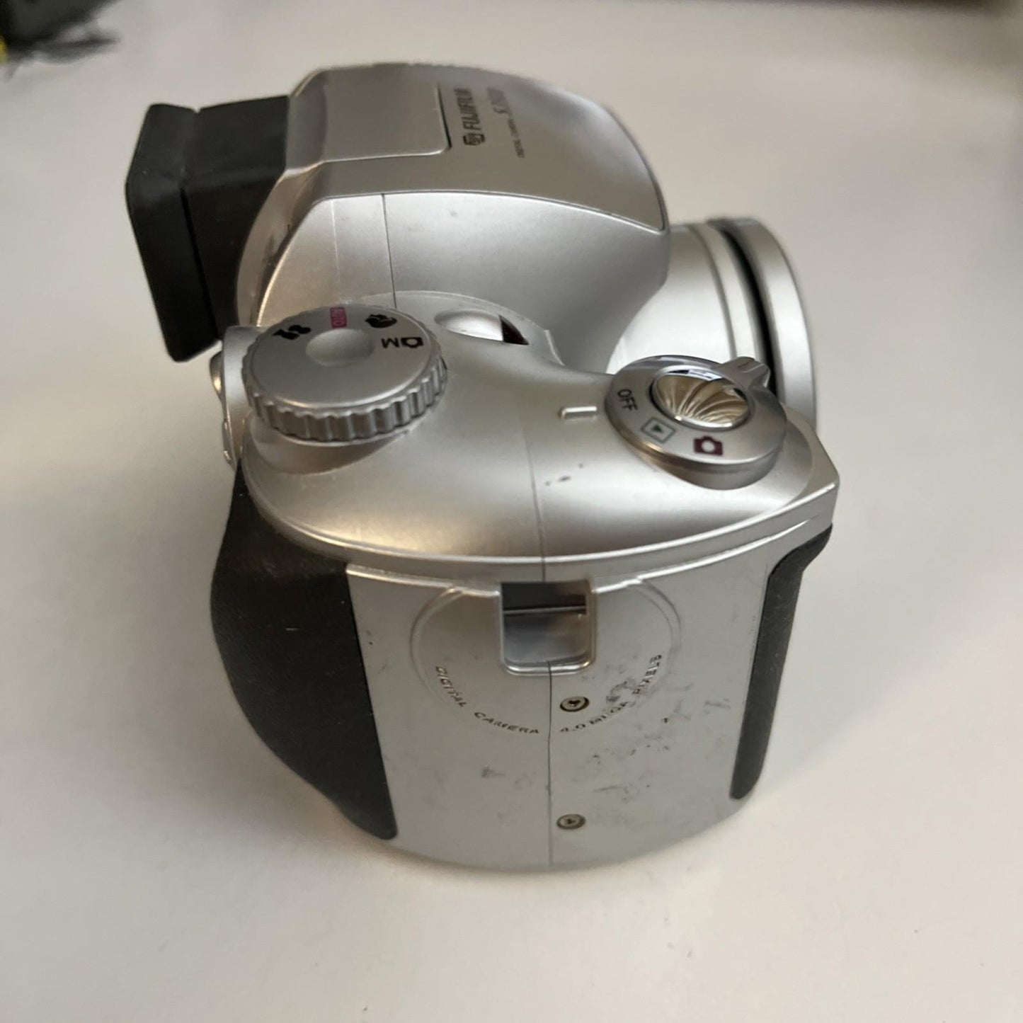 Fujifilm Finepix S3500 Digital SLR Camera 4MP 6x Optical Zoom