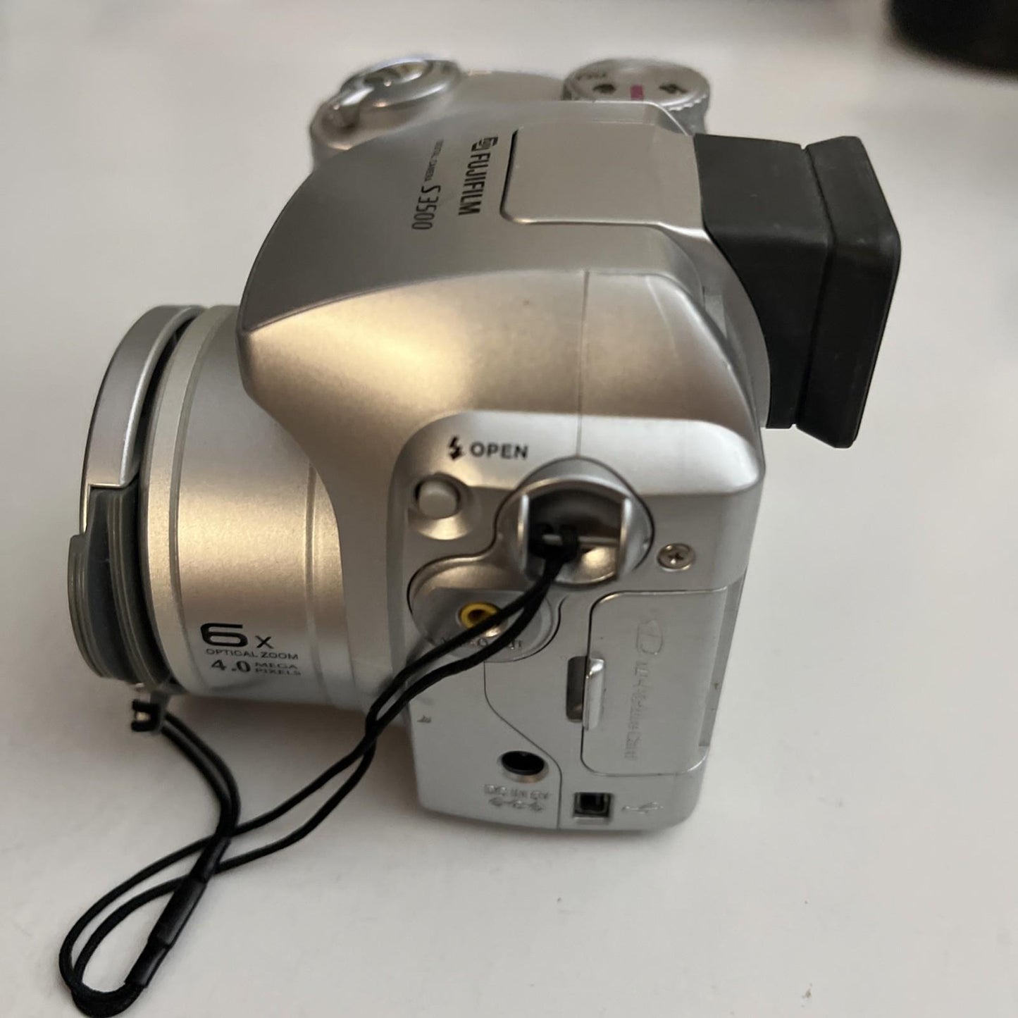 Fujifilm Finepix S3500 Digital SLR Camera 4MP 6x Optical Zoom