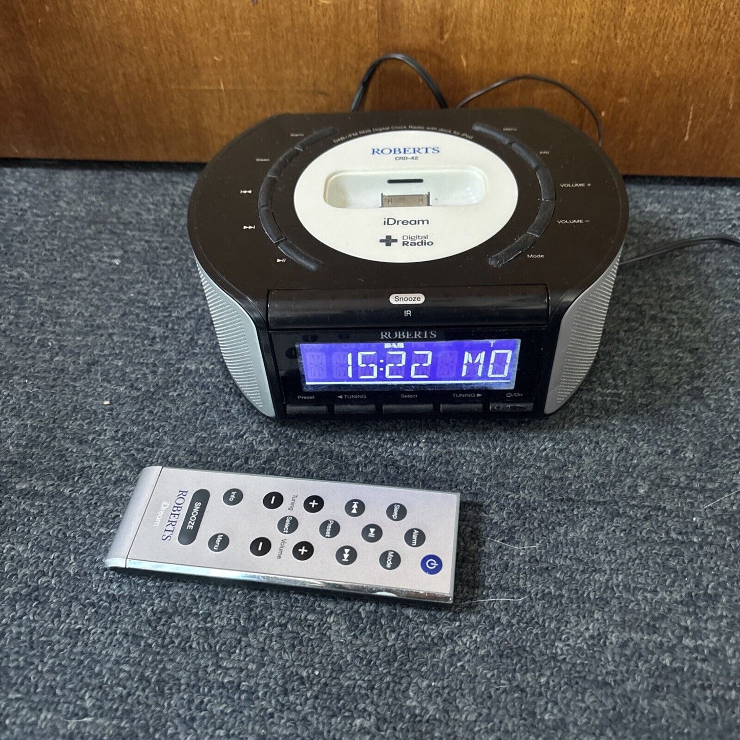 Roberts iDream Alarm Clock Digital Radio DAB+ FM CRD-42 30-pin iPod Dock