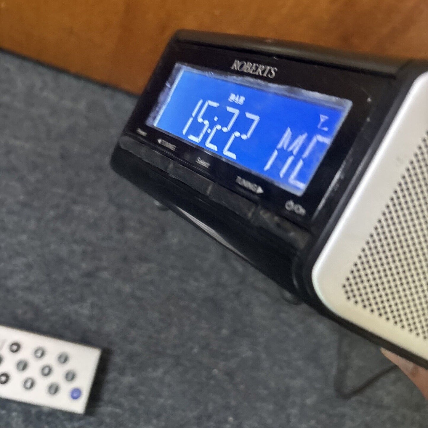 Roberts iDream Alarm Clock Digital Radio DAB+ FM CRD-42 30-pin iPod Dock