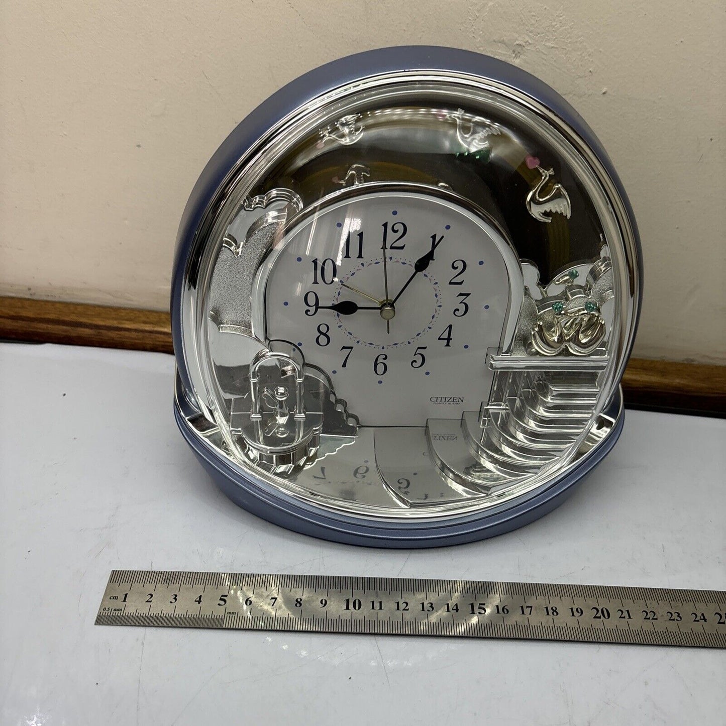 Citizen Quartz Alarm Table Clock 4SE443 *Clock Not Working But Swan Moves*