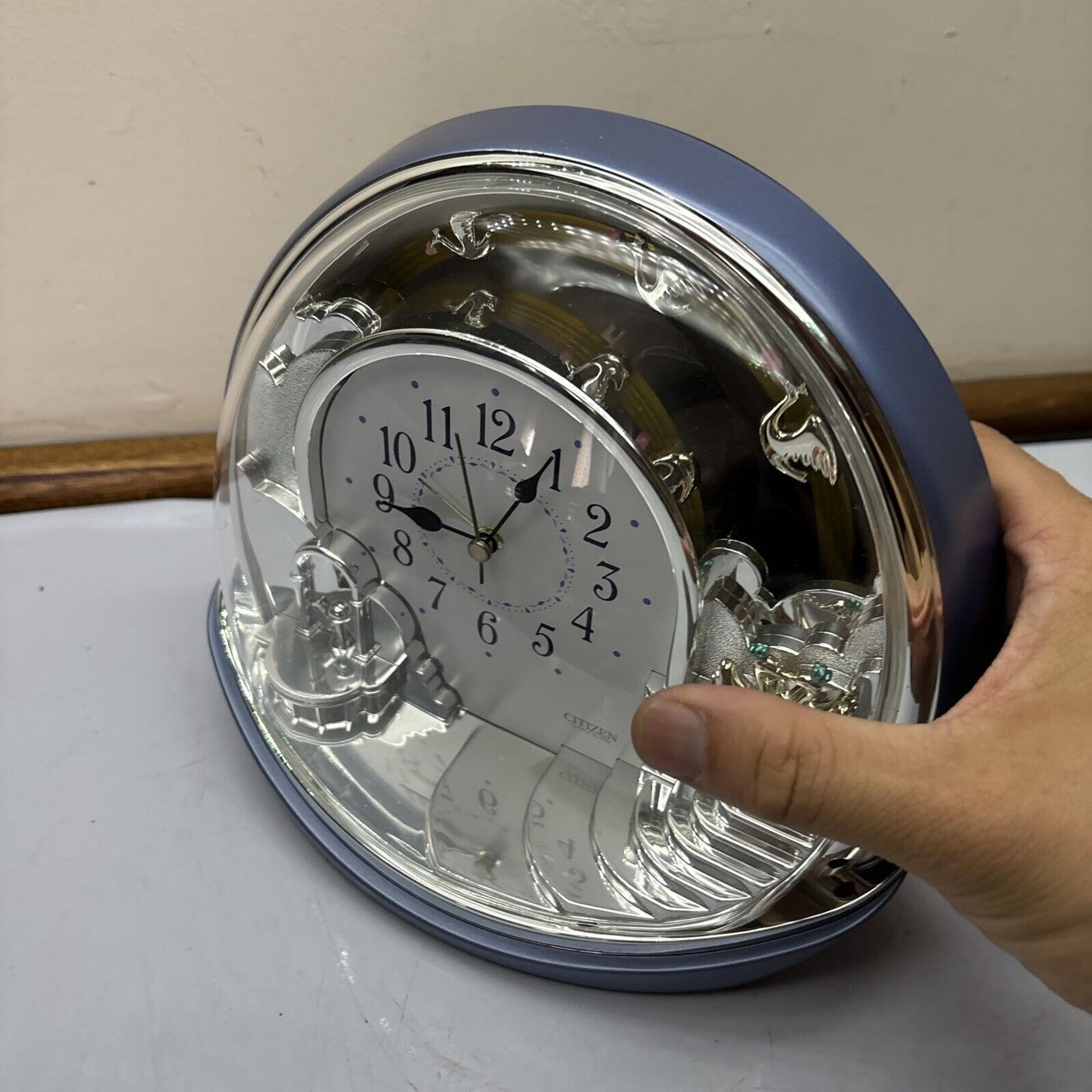 Citizen Quartz Alarm Table Clock 4SE443 *Clock Not Working But Swan Moves*