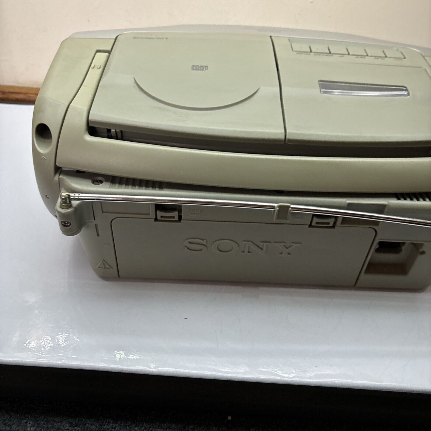 Sony CD AM/FM Radio Cassette Recorder Boombox CFD-S22