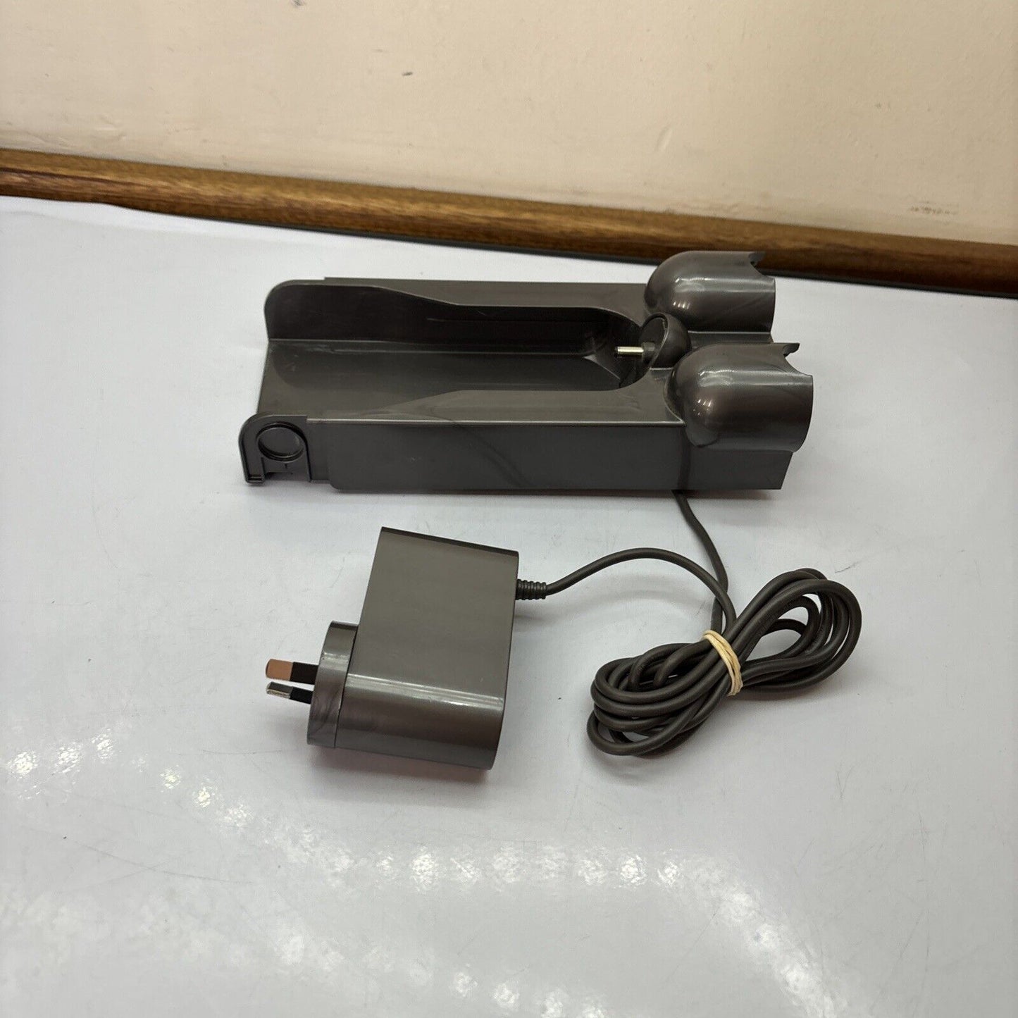 Dyson Battery Charger 21760-05 & Mount T113973 for Dyson V10