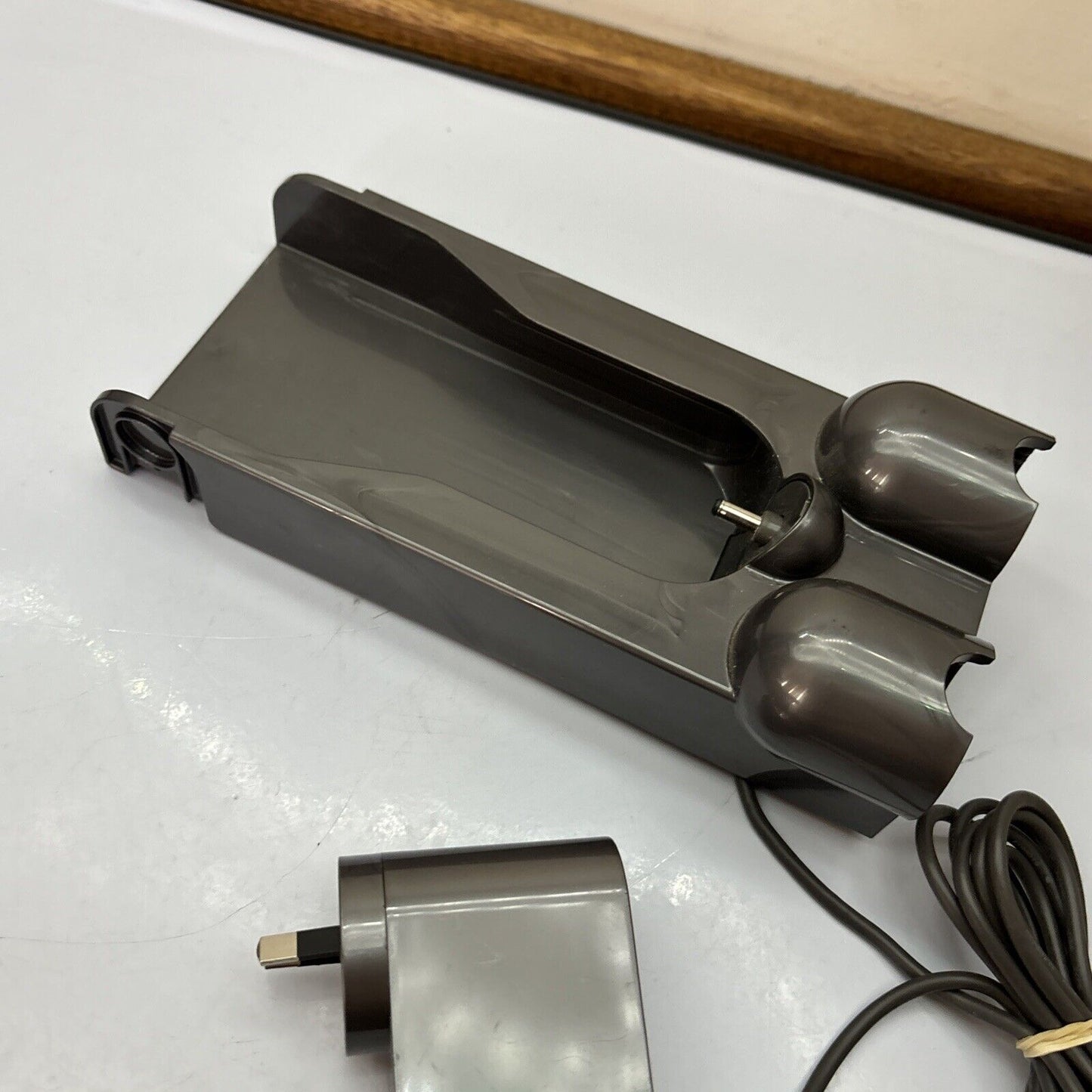 Dyson Battery Charger 21760-05 & Mount T113973 for Dyson V10