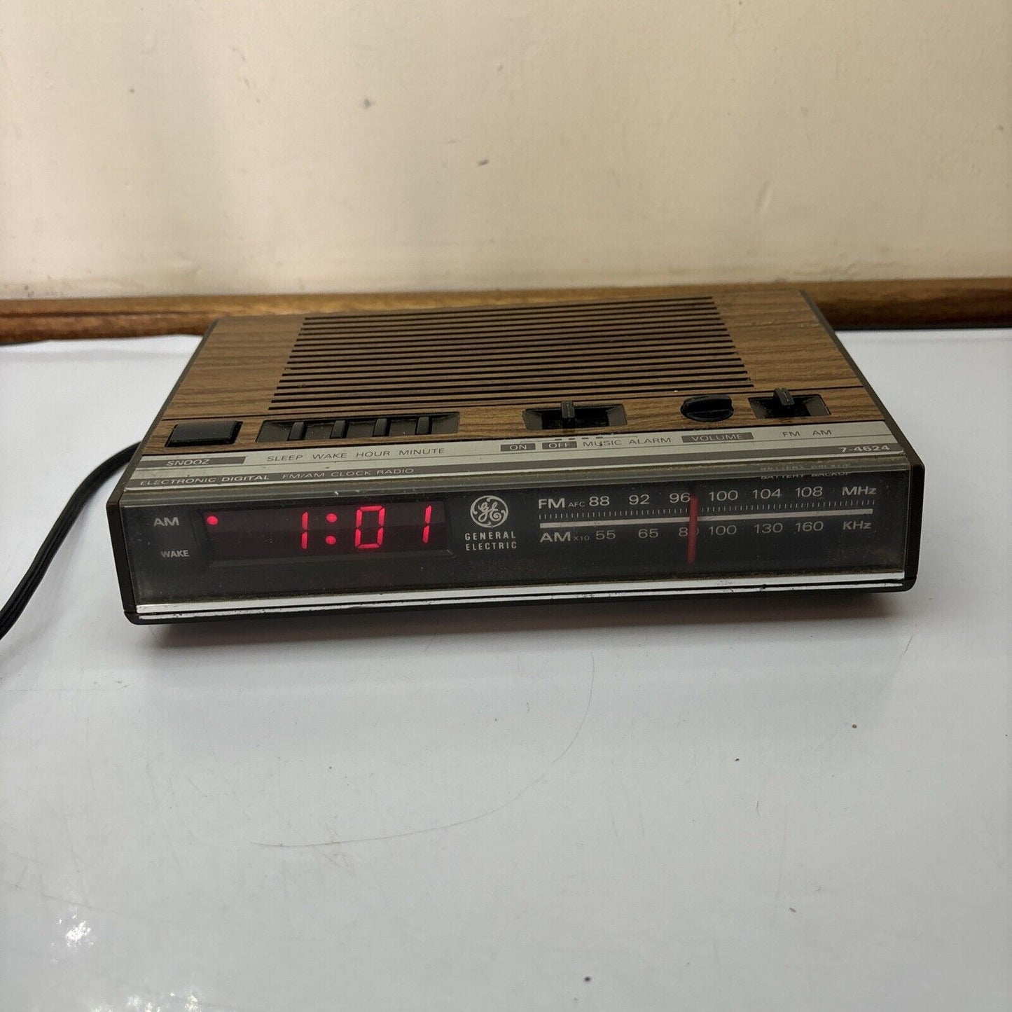 General Electric GE 7-4624 Alarm Clock FM/AM Radio *Buzzing Sound - For Parts*