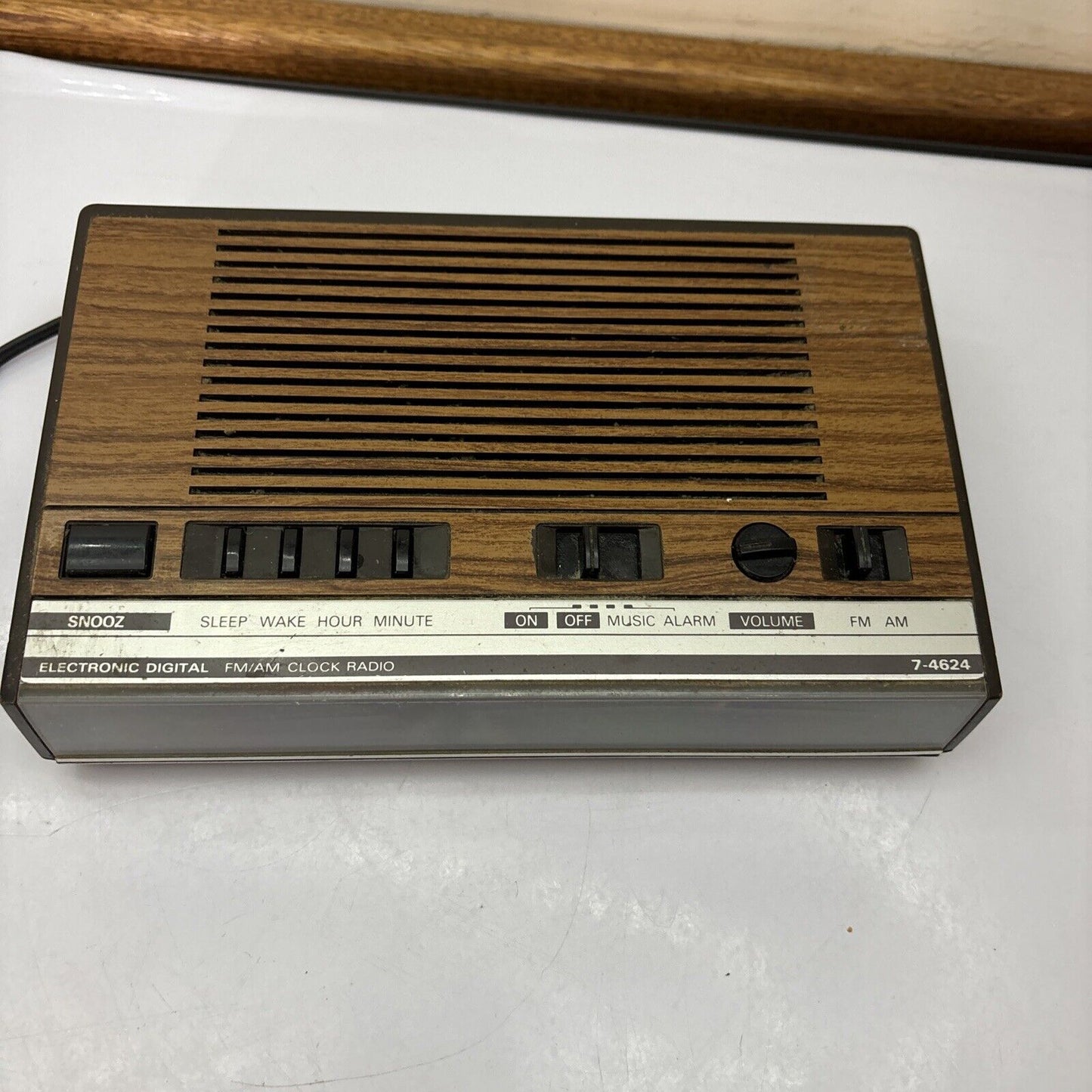 General Electric GE 7-4624 Alarm Clock FM/AM Radio *Buzzing Sound - For Parts*