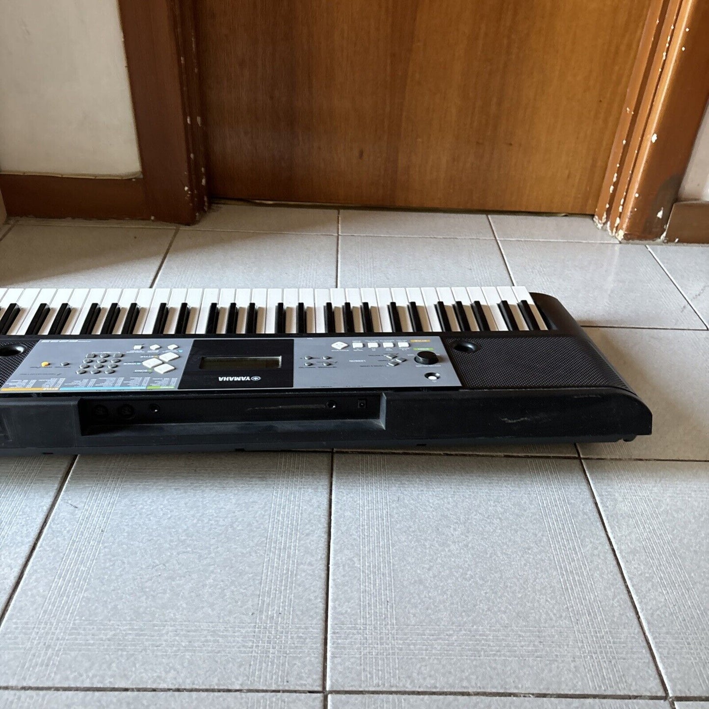 Yamaha PSR-E233 Electronic Keyboard 61-Keys with Adapter