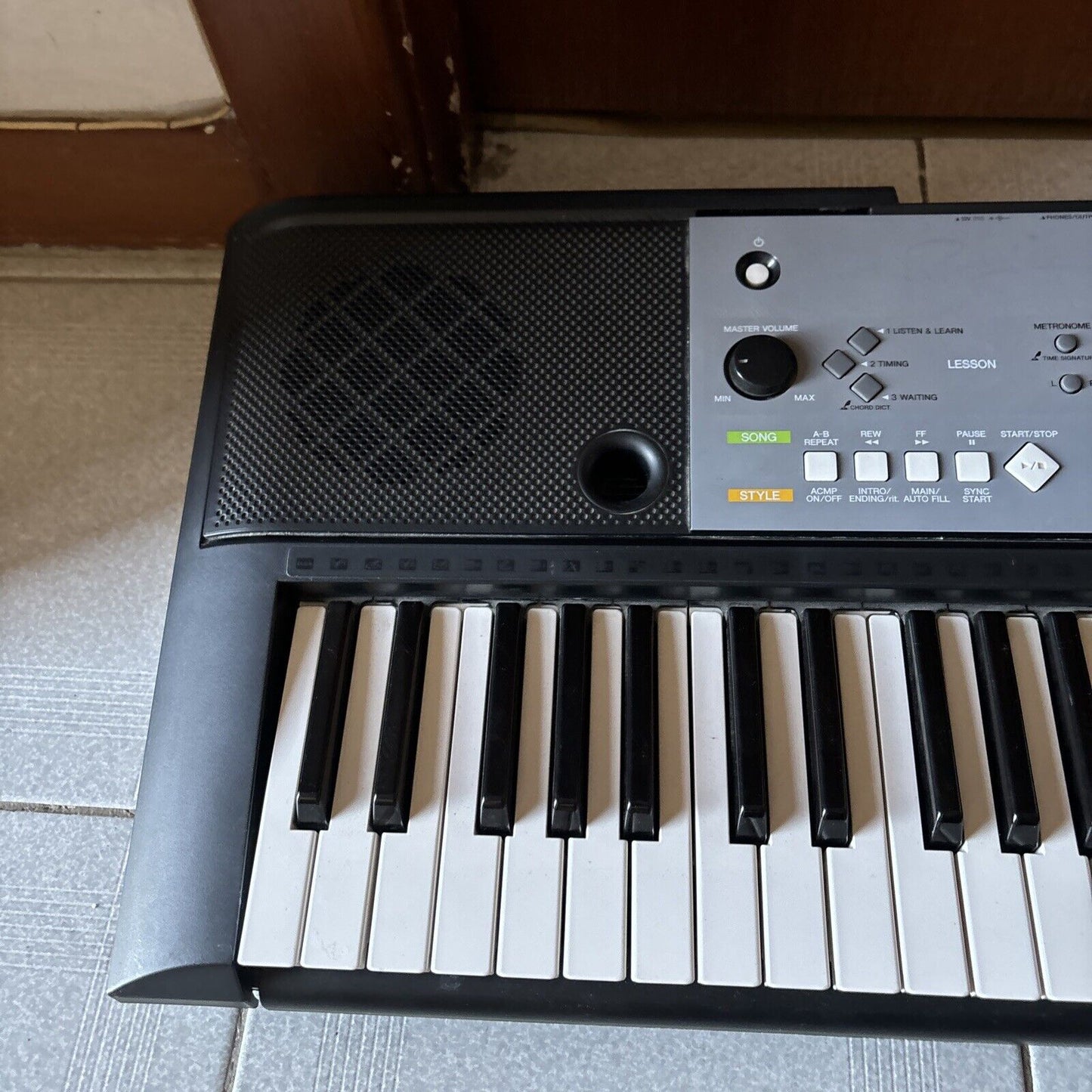 Yamaha PSR-E233 Electronic Keyboard 61-Keys with Adapter