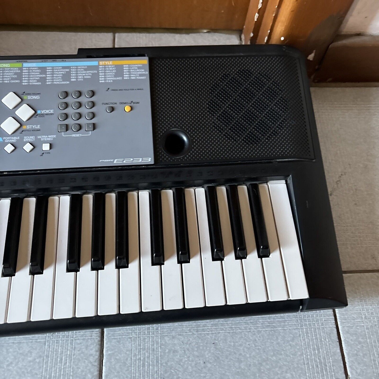 Yamaha PSR-E233 Electronic Keyboard 61-Keys with Adapter