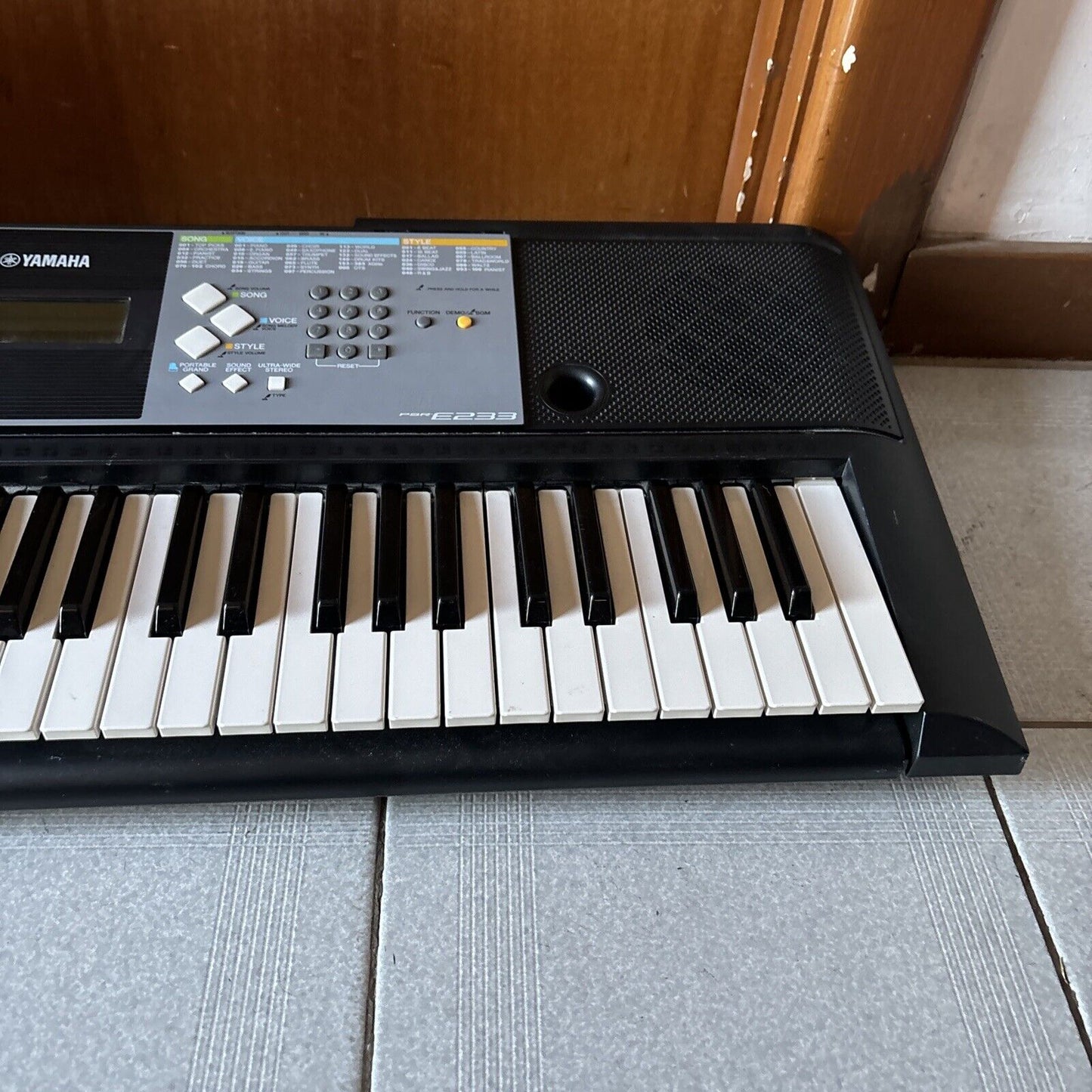 Yamaha PSR-E233 Electronic Keyboard 61-Keys with Adapter