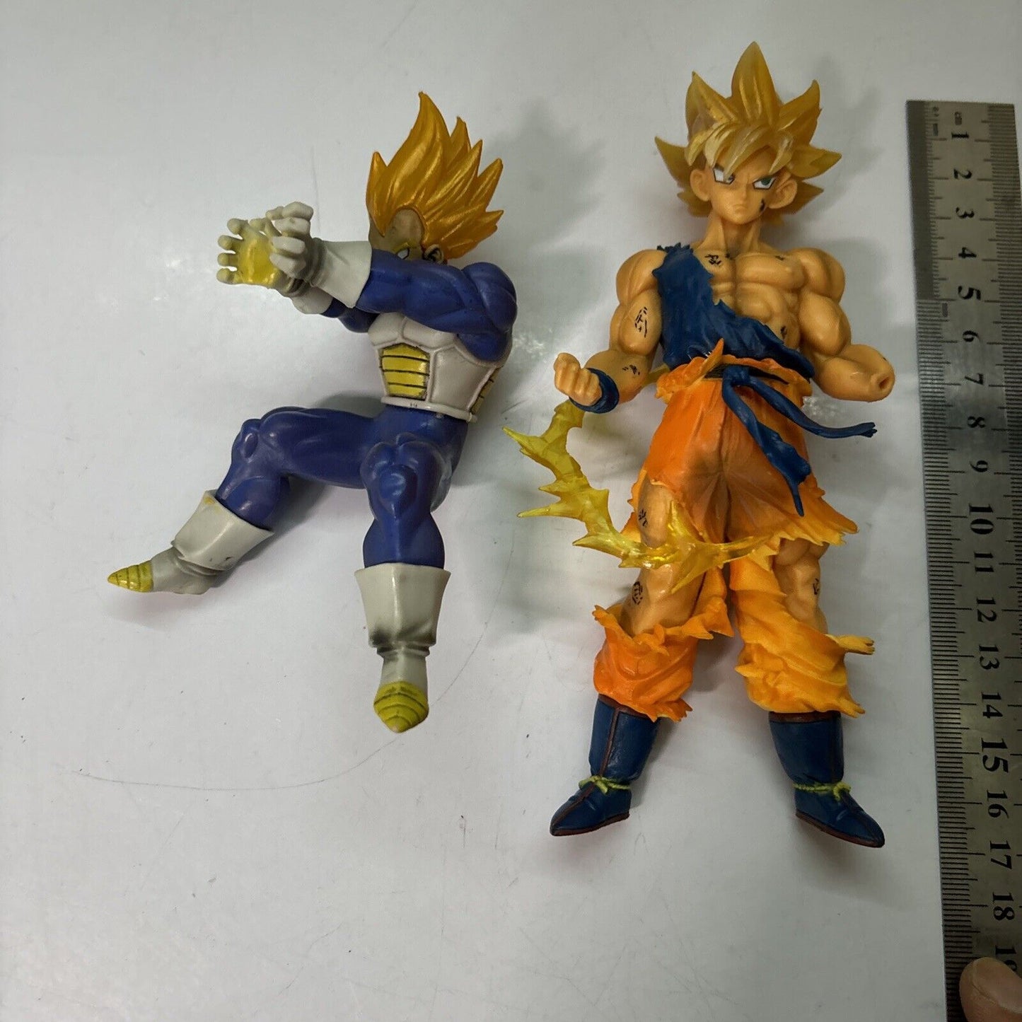 2x Dragon Ball Z Figures Super Saiyan Vegeta & Son Goku