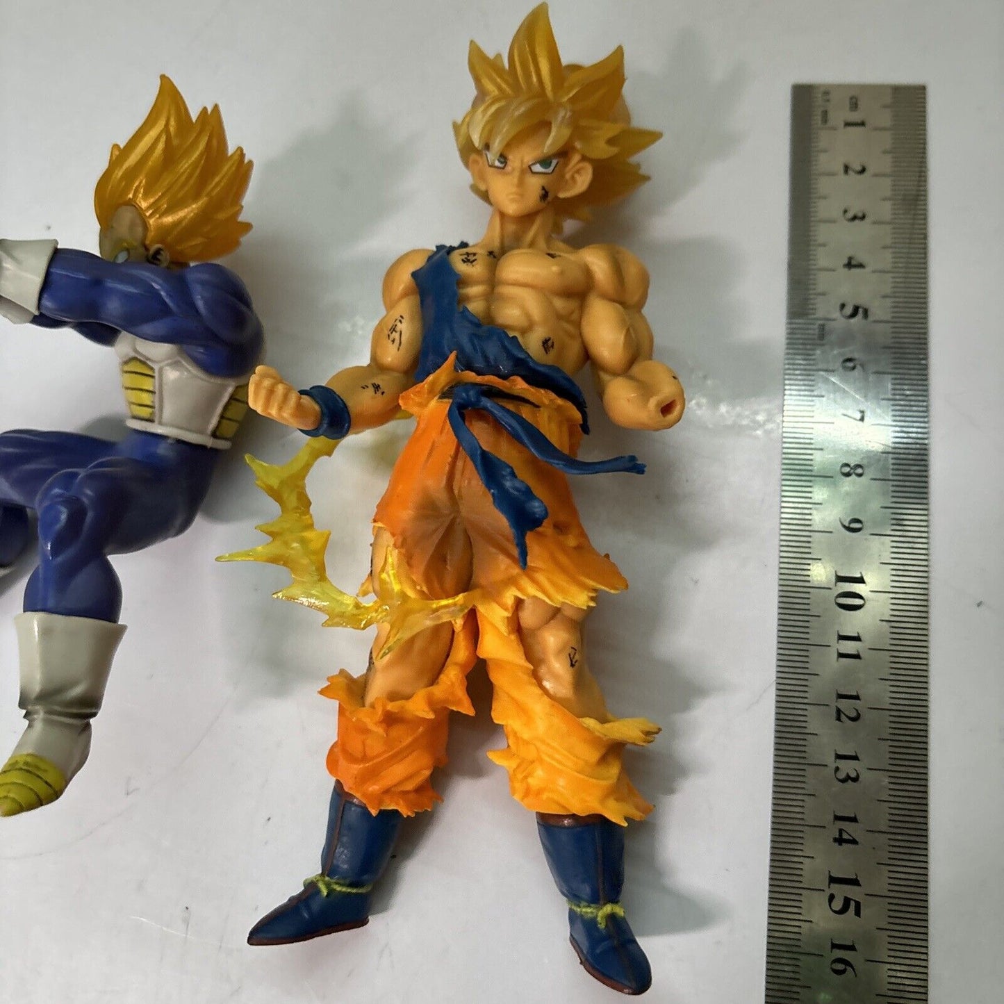 2x Dragon Ball Z Figures Super Saiyan Vegeta & Son Goku