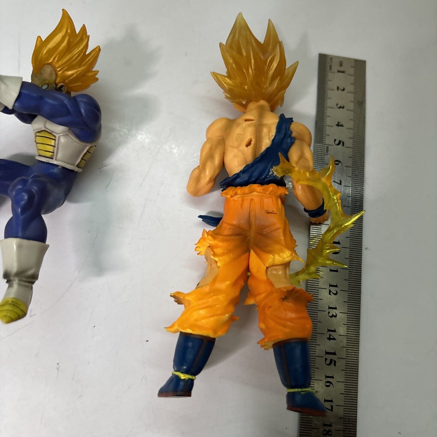 2x Dragon Ball Z Figures Super Saiyan Vegeta & Son Goku