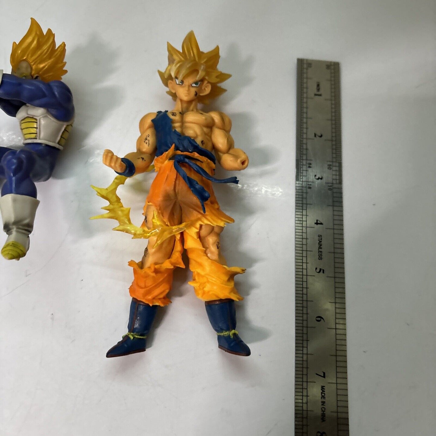 2x Dragon Ball Z Figures Super Saiyan Vegeta & Son Goku