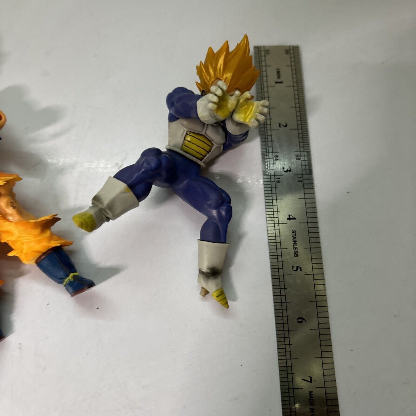 2x Dragon Ball Z Figures Super Saiyan Vegeta & Son Goku