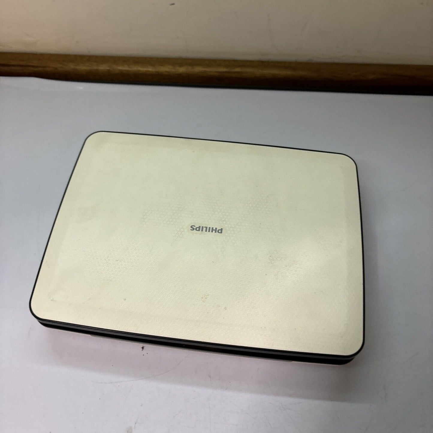 Philips Portable 9" DVD Player Divx  PD9030/79 Region 4