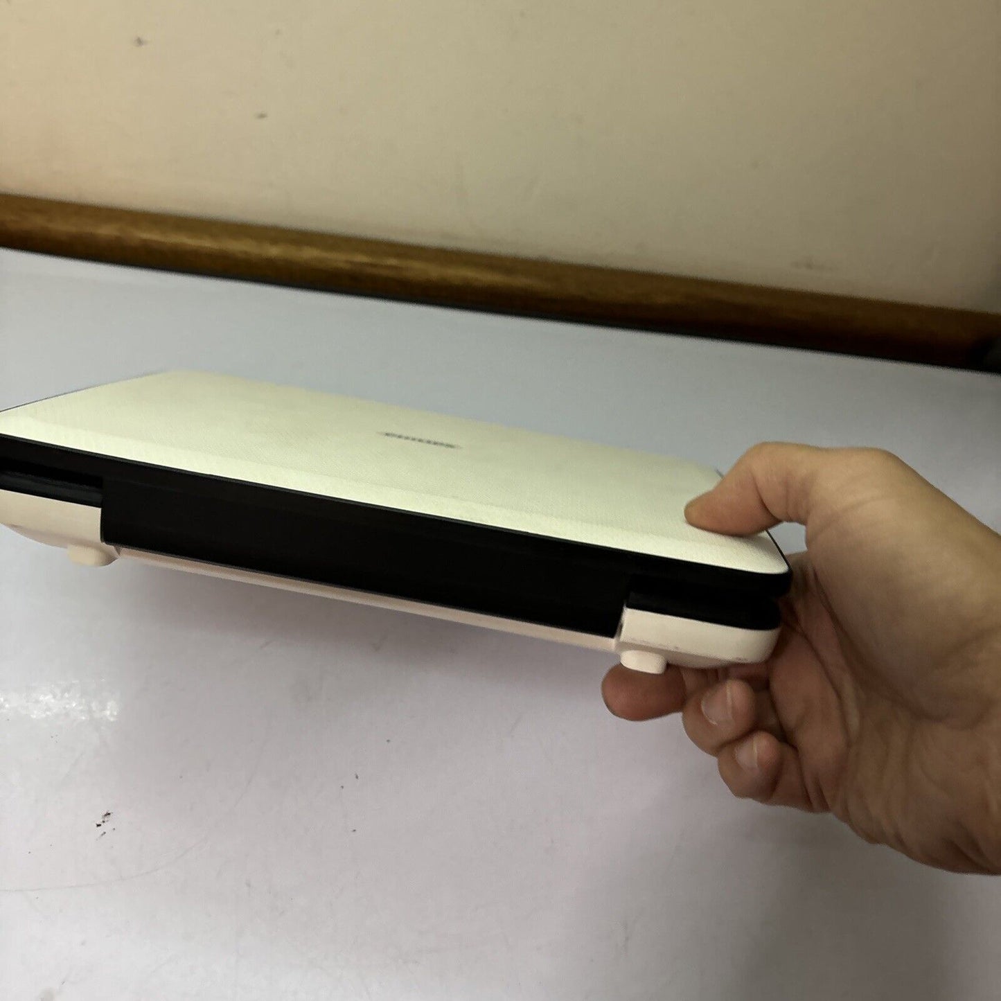 Philips Portable 9" DVD Player Divx  PD9030/79 Region 4