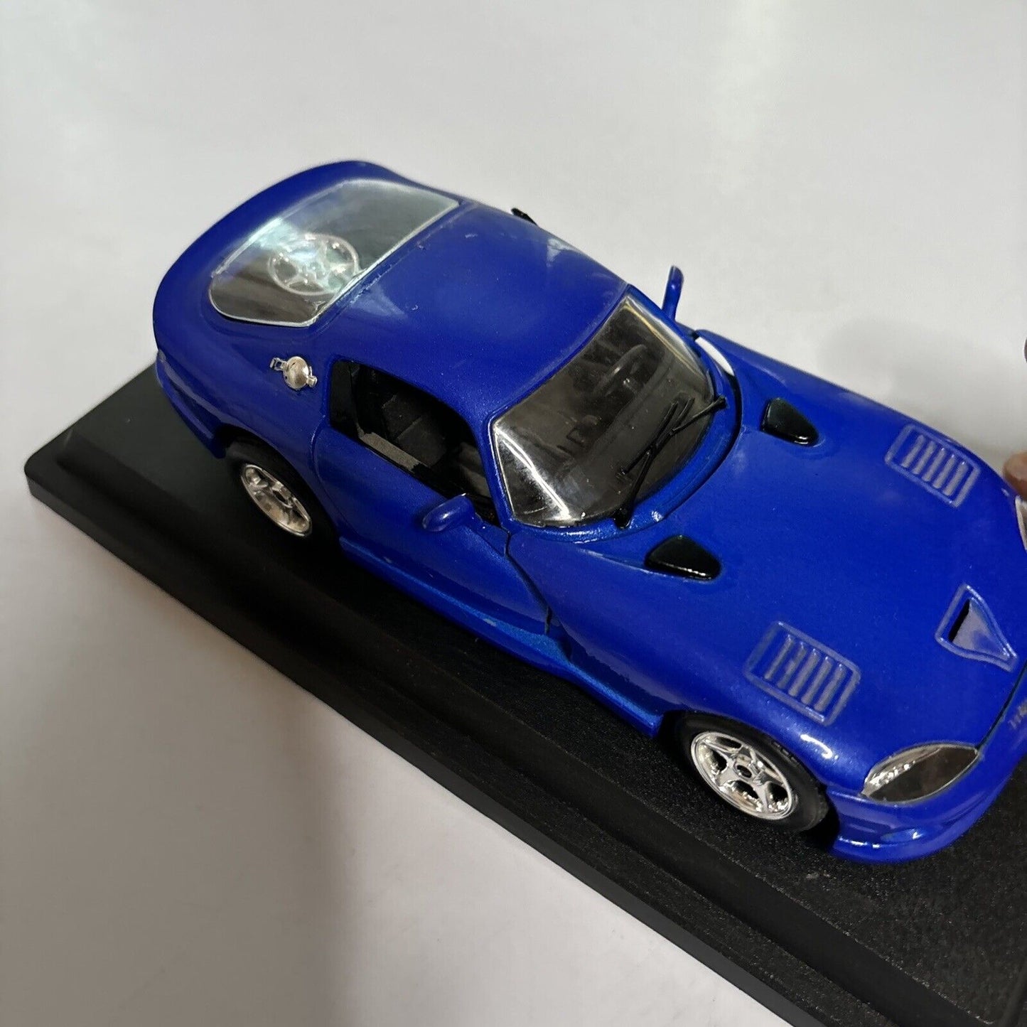 Burago Dodge Viper GTS Coupe 28-06032-P2 Car Model