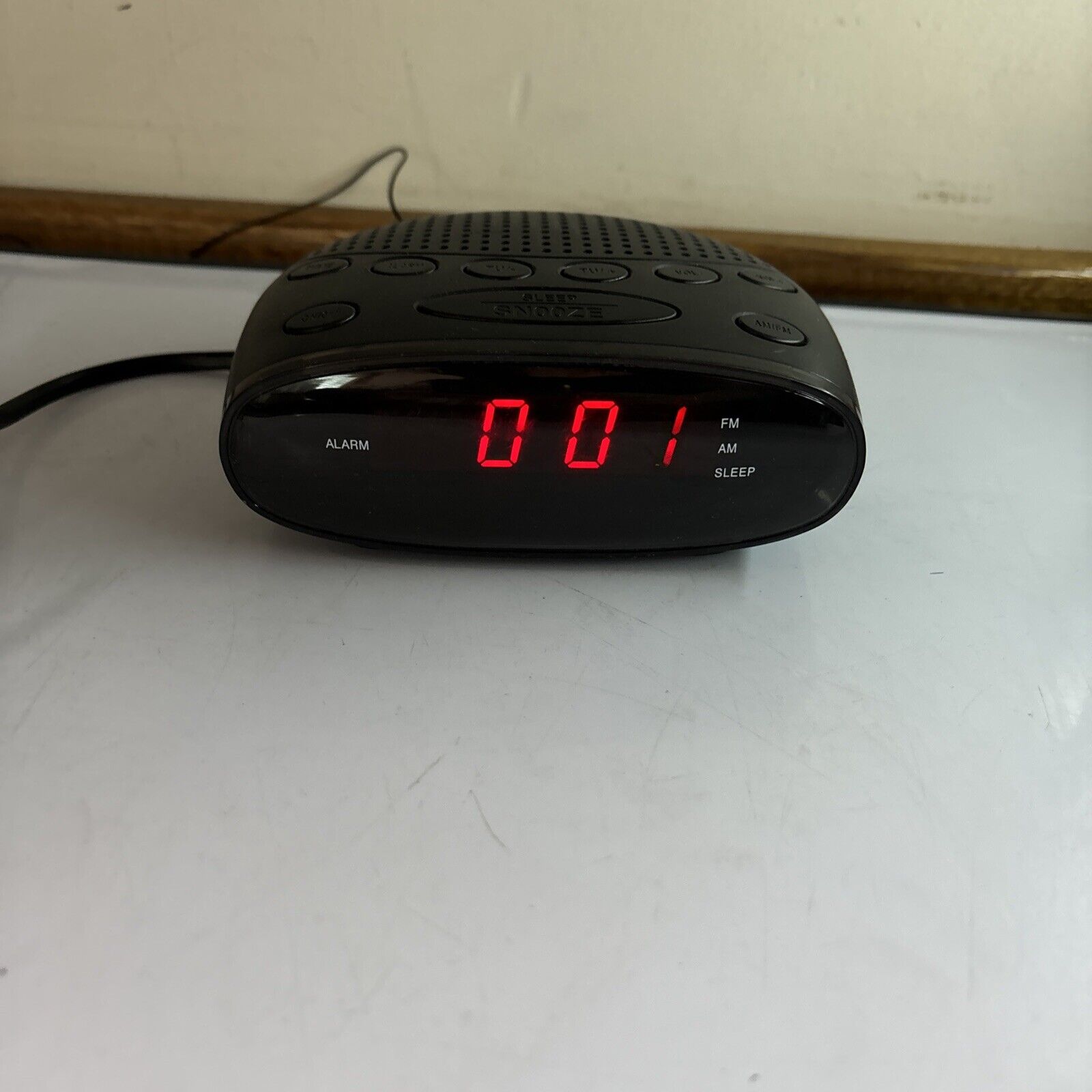 Target Alarm Clock AM/FM Radio KW121 – Retro Unit