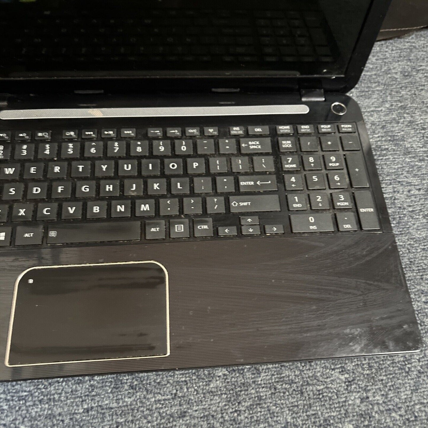 Toshiba Satellite L50-A i5-4200U 4gb RAM 700GB HDD DVD *For Parts: Dead Battery*