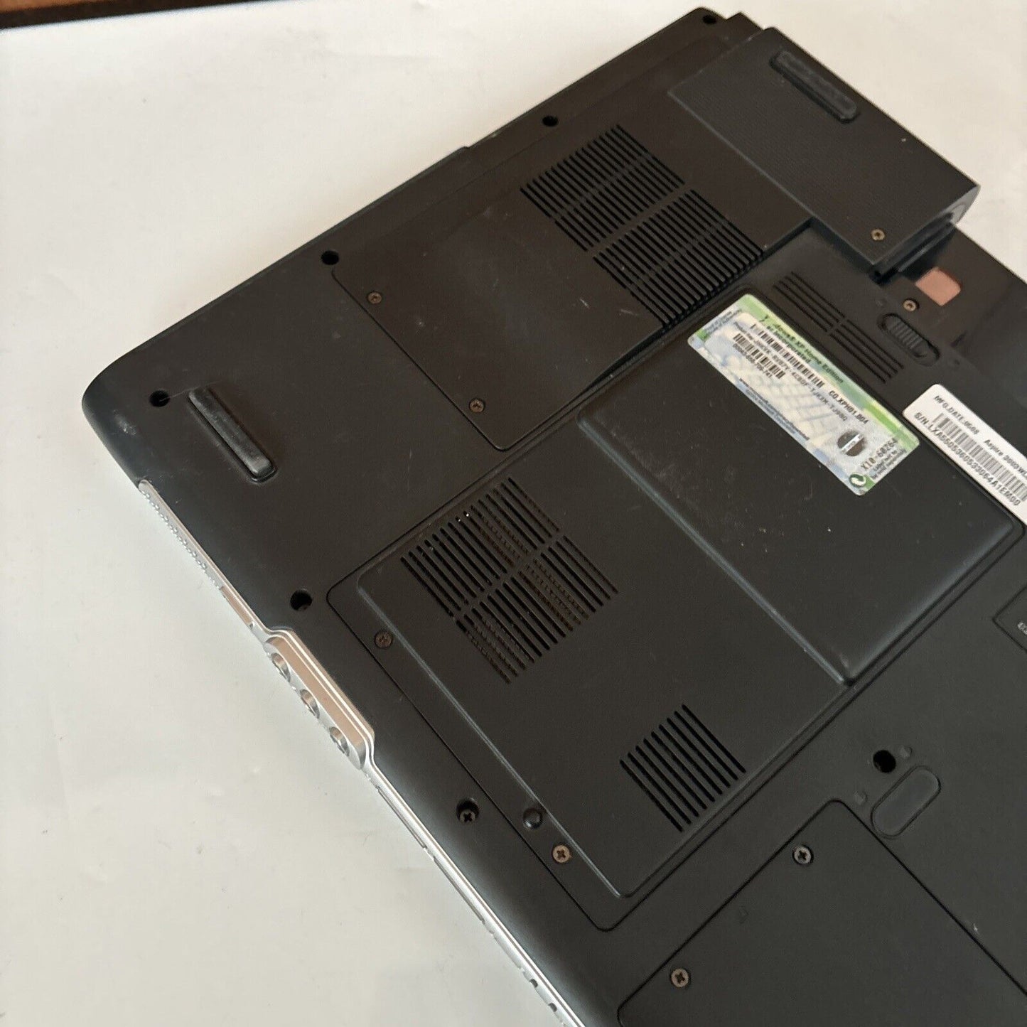 Acer Aspire 3000 Notebook AMD 3000+ 192MB RAM 18GB HDD DVD Drive *No Batteries*