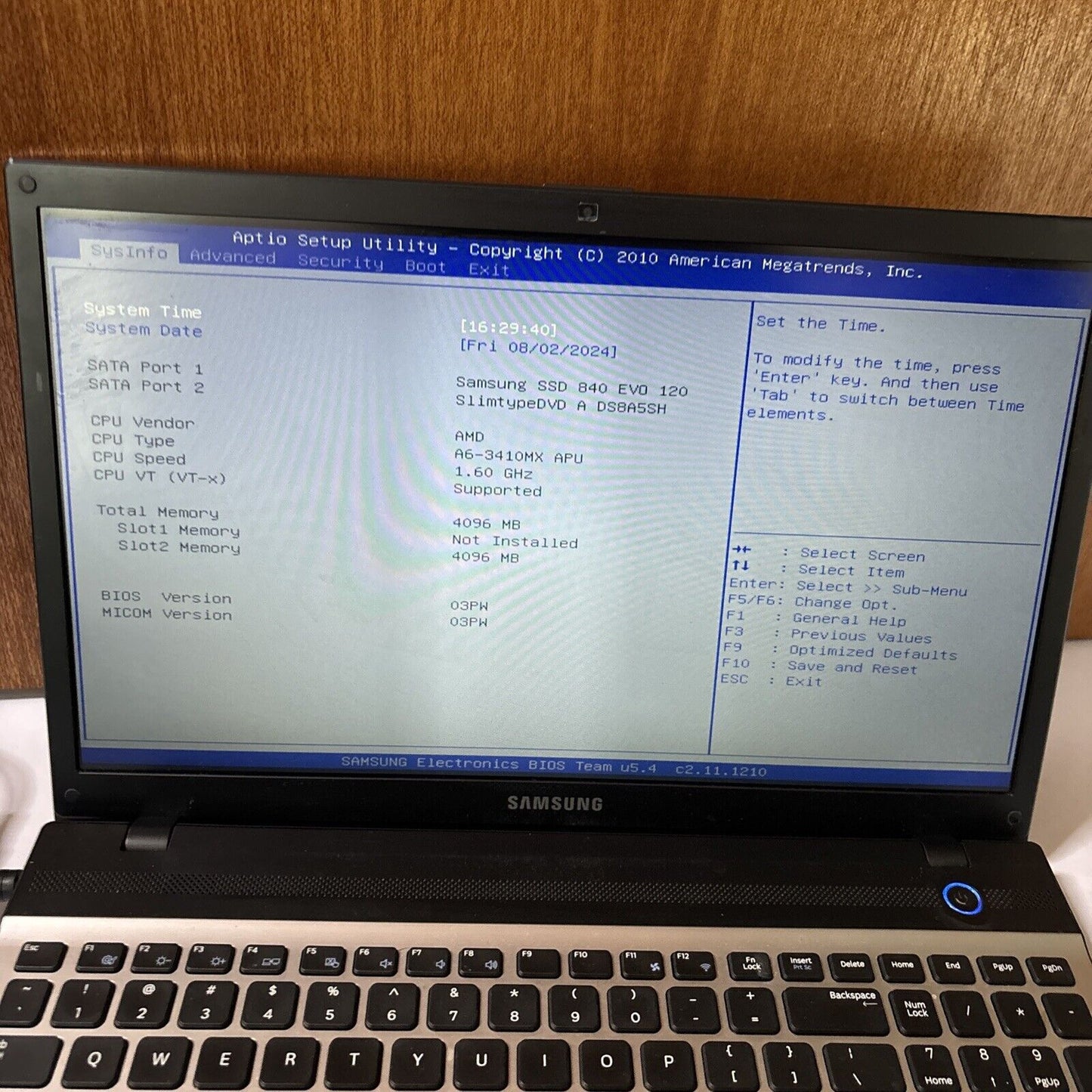 Samsung 15.6" Laptop NP305V5A 4GB RAM *For Parts Or Repair