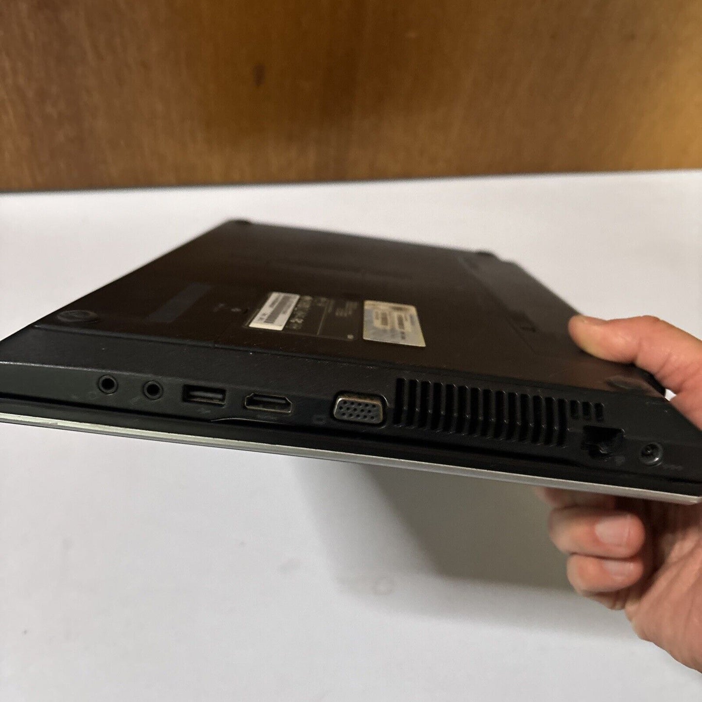 Samsung 15.6" Laptop NP305V5A 4GB RAM *For Parts Or Repair