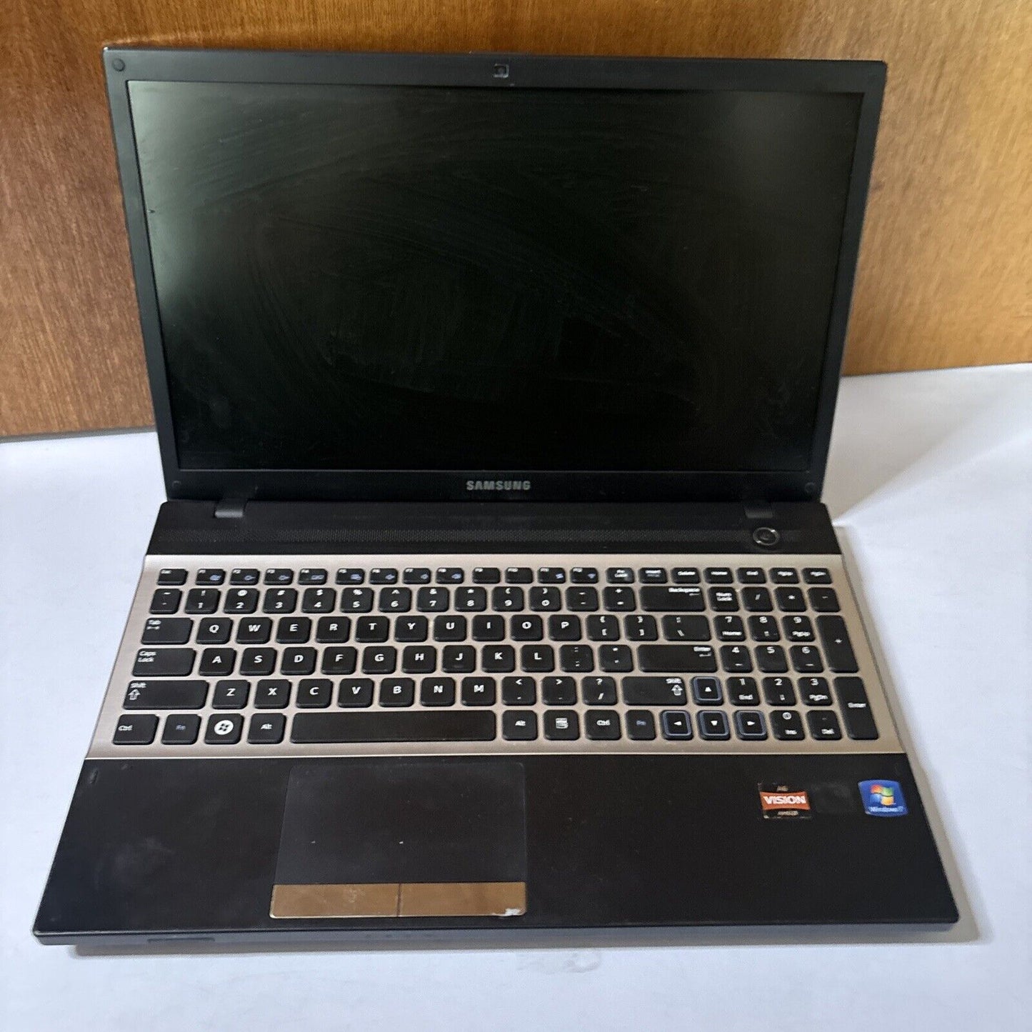 Samsung 15.6" Laptop NP305V5A 4GB RAM *For Parts Or Repair