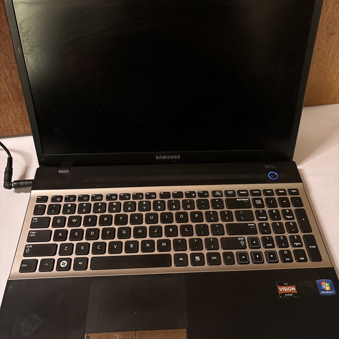 Samsung 15.6" Laptop NP305V5A 4GB RAM *For Parts Or Repair