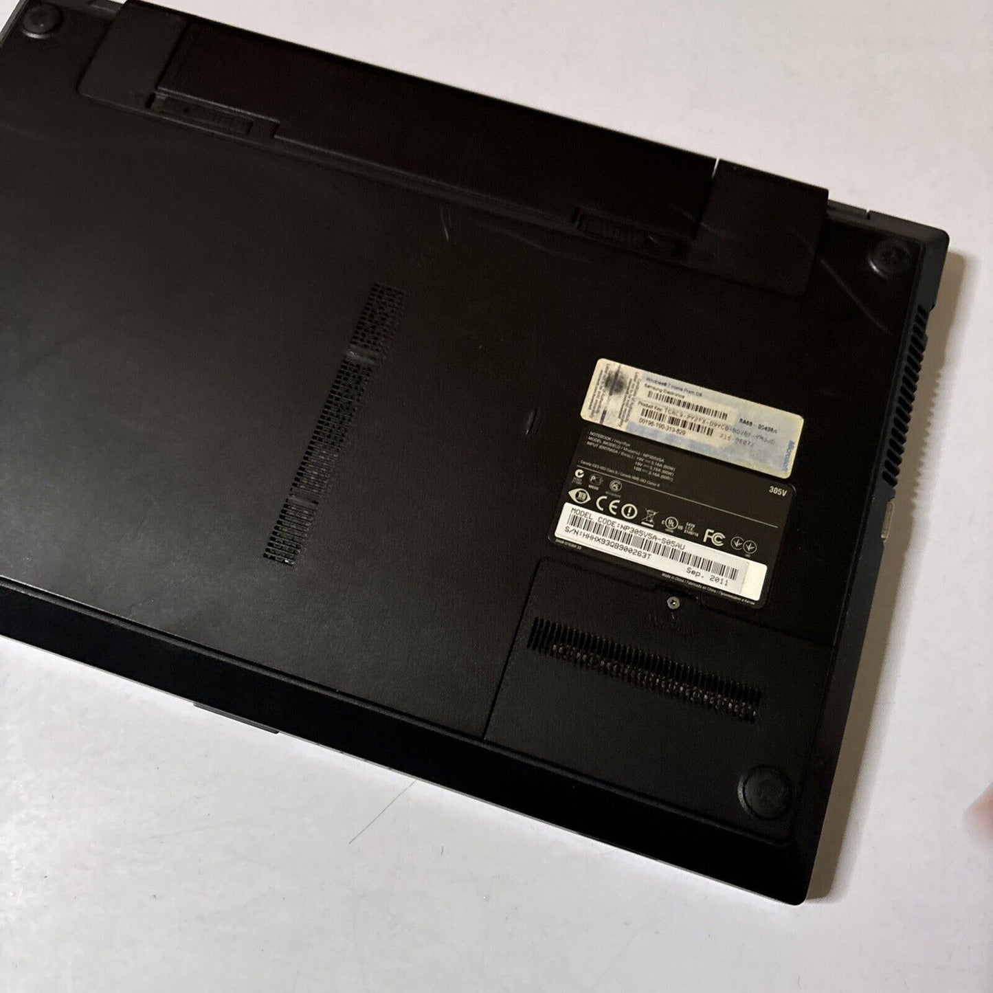 Samsung 15.6" Laptop NP305V5A 4GB RAM *For Parts Or Repair