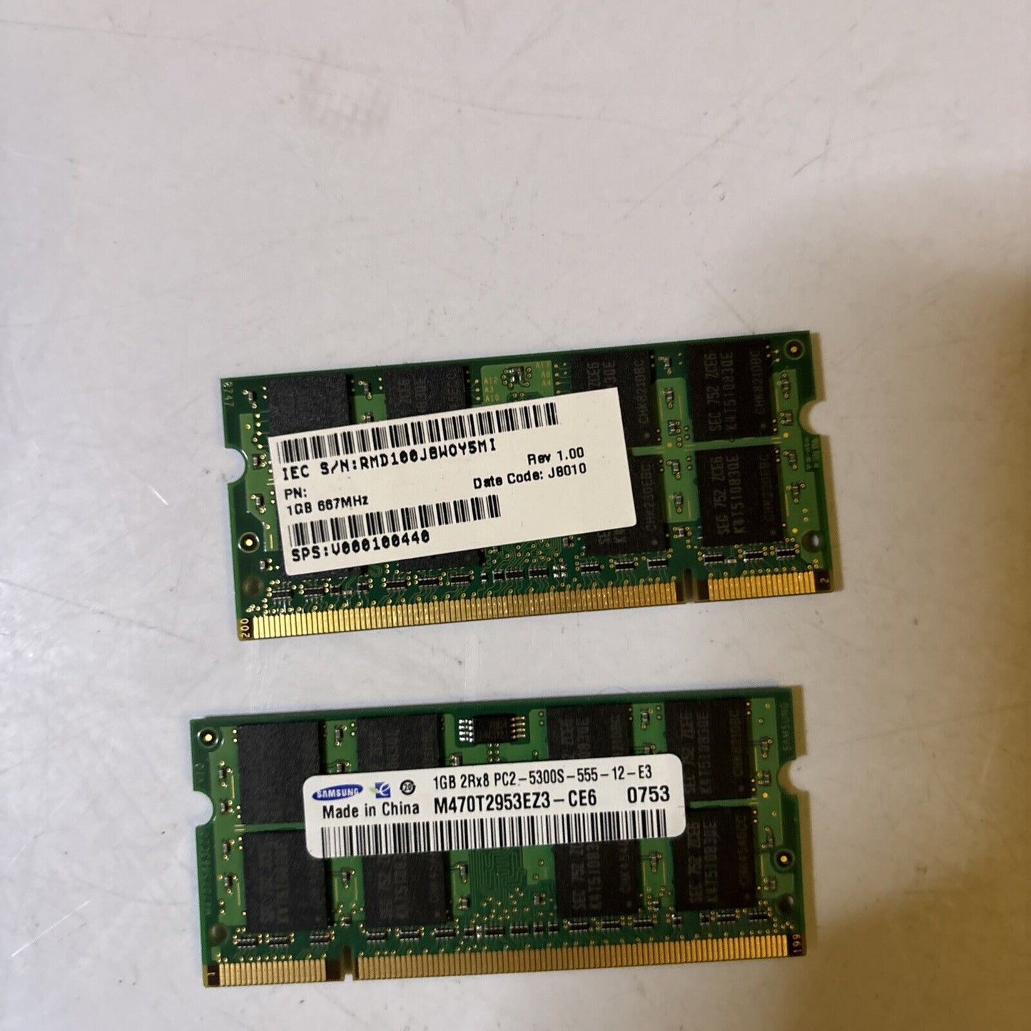 2x Samsung 1GB 2Rx8 PC2-5300S-555-12-E3 RAM