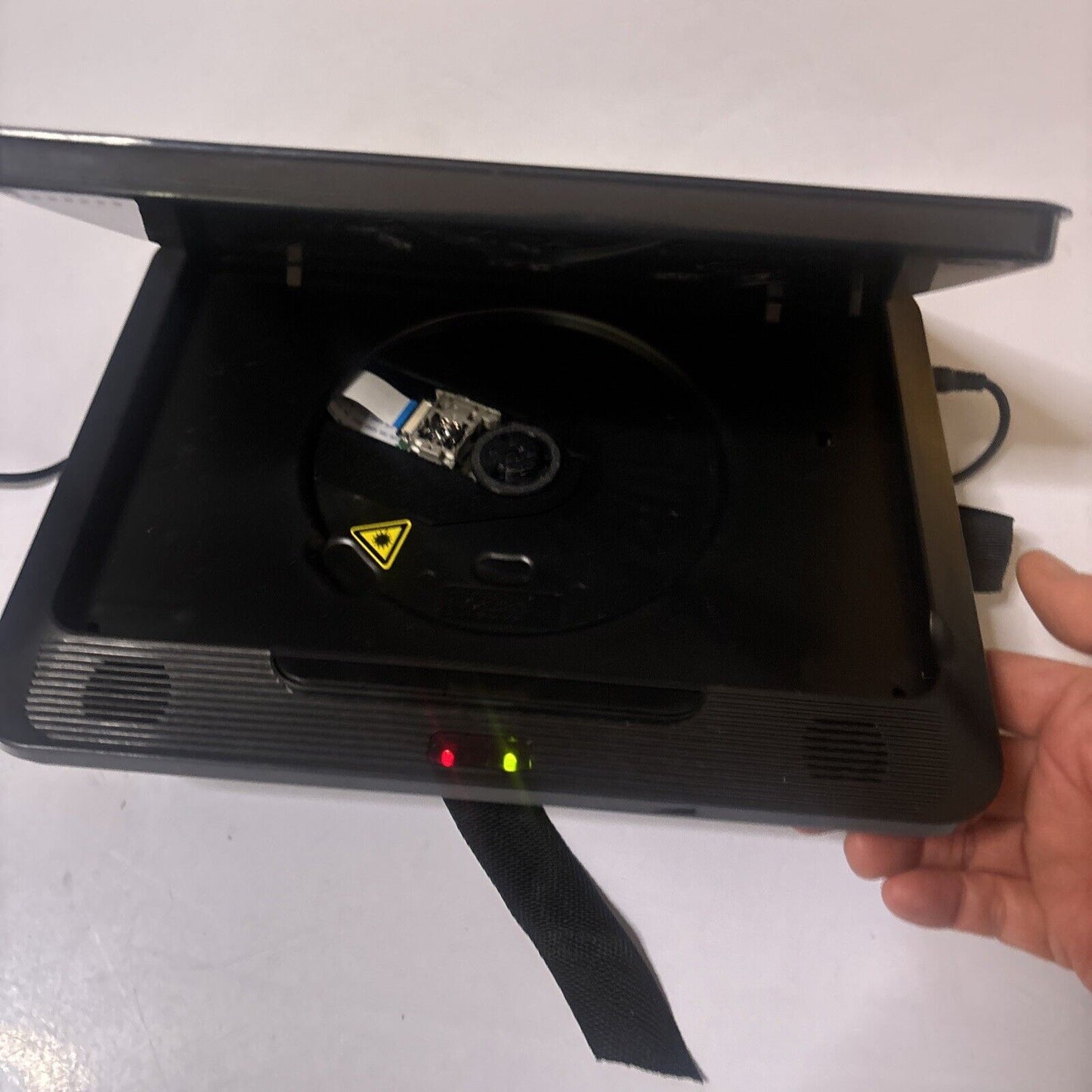 Sylvania 9" Portable DVD Player Region 1 SDVD9805-C