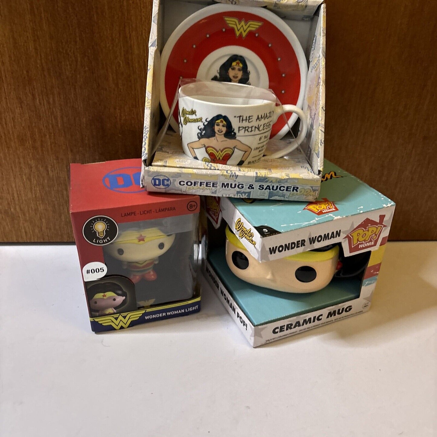 WONDER WOMAN Set: Light, Coffee Mug & Saucer, Ceramic Mug Pop!