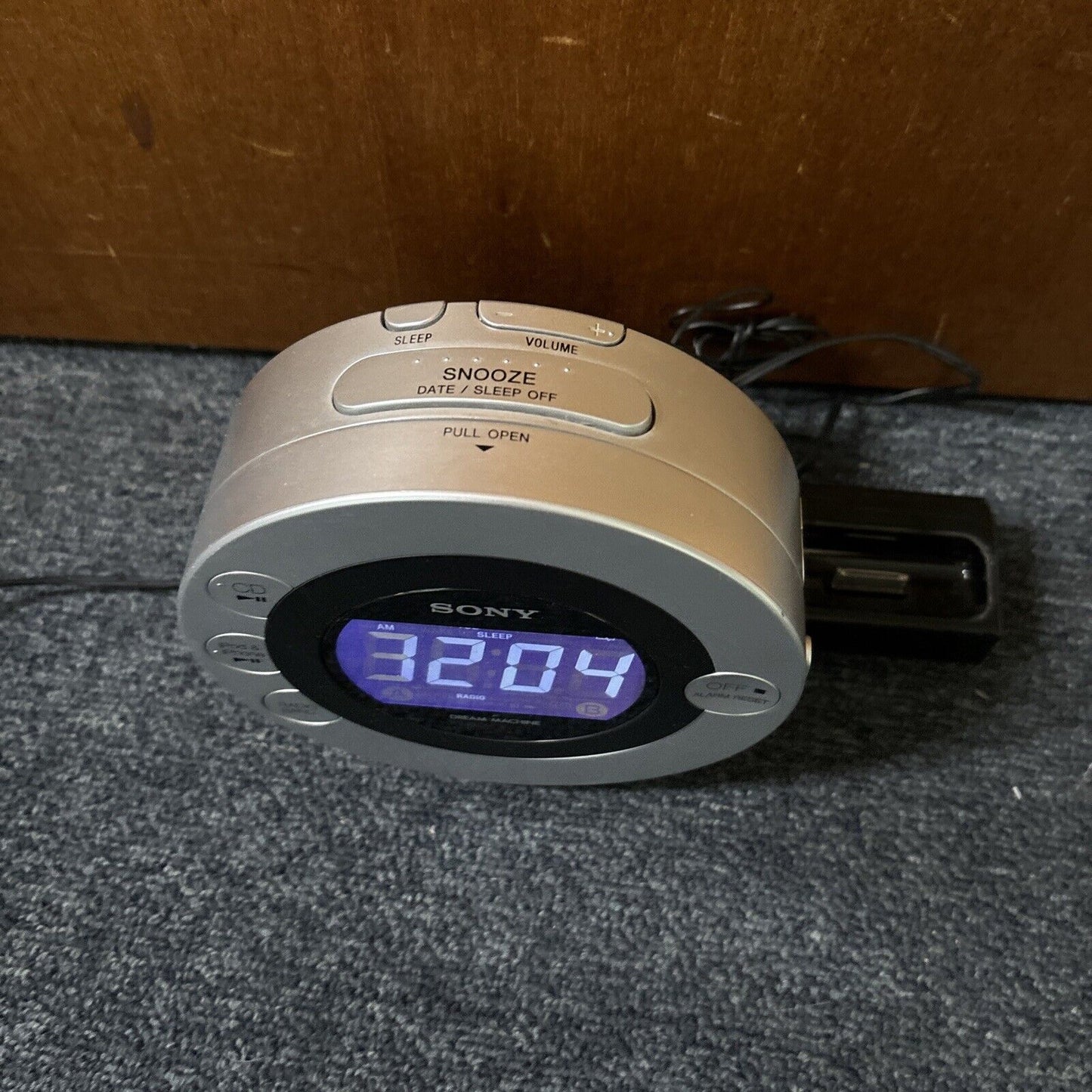 Sony Dream Machine Alarm Clock CD Player AM/FM Radio 30-pin iPod ICF-CD3ip