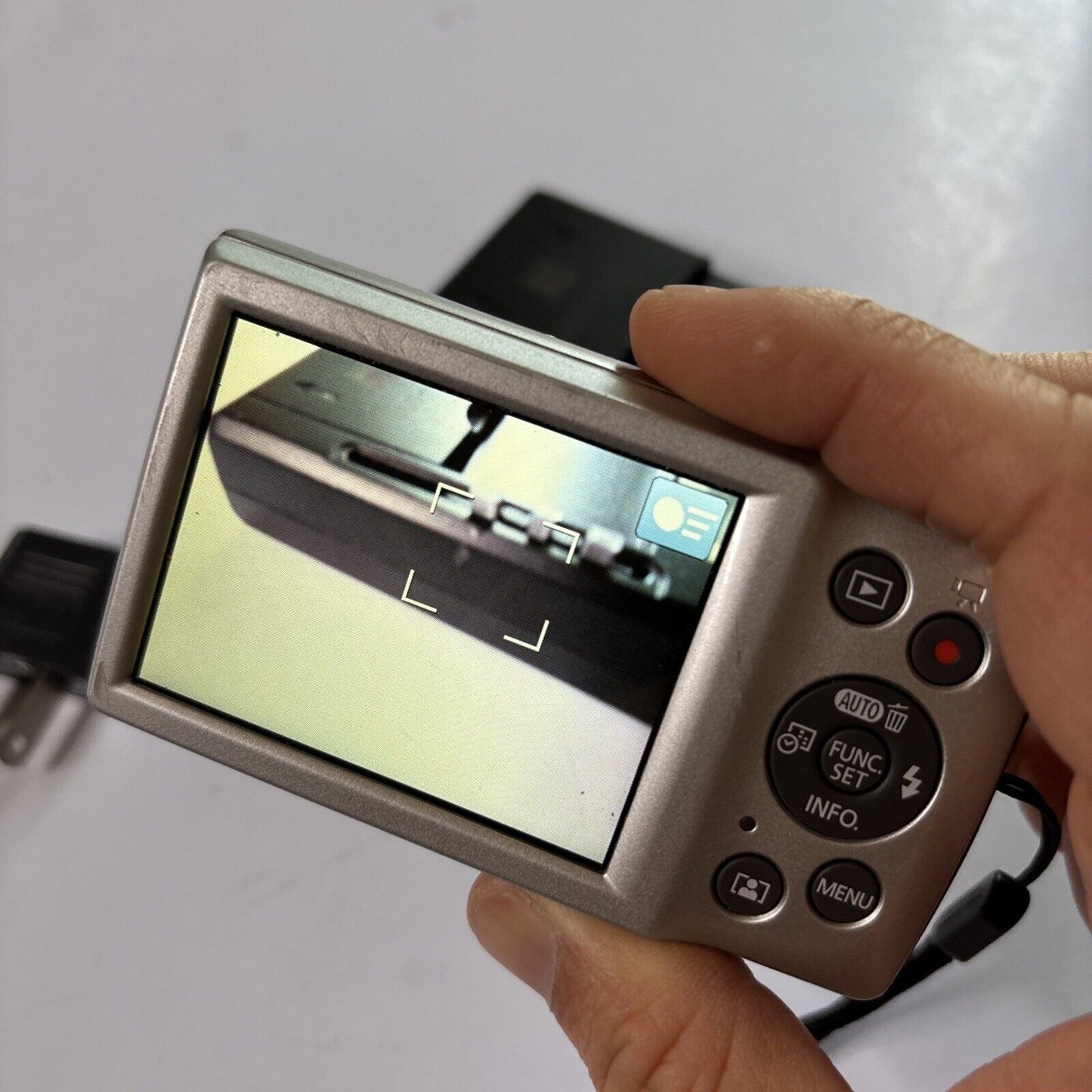 Canon IXUS 185 / ELPH 180 Digital Camera 1GB SD Card 20MP