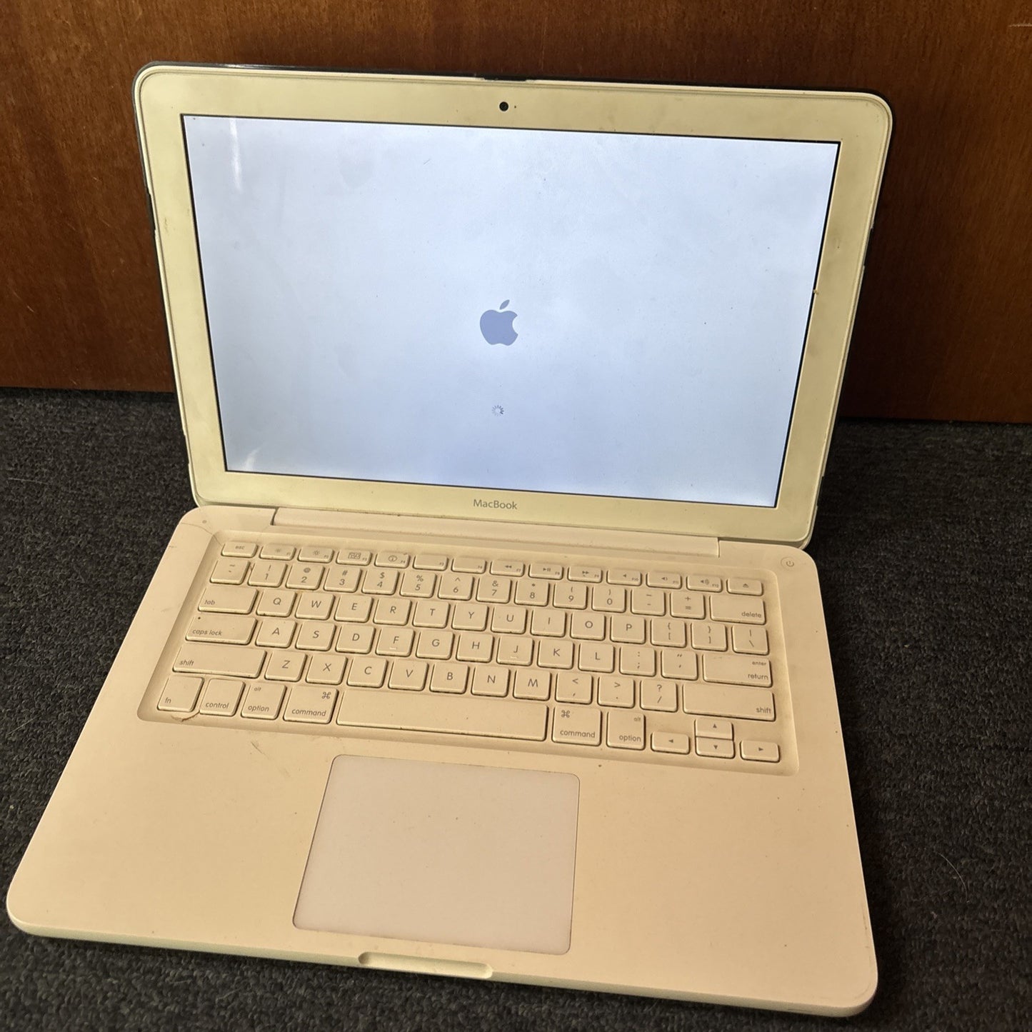 MacBook Laptop A1342 EMC 2350 250gb HDD 2GB RAM DVD Drive *For Parts Or Repair*