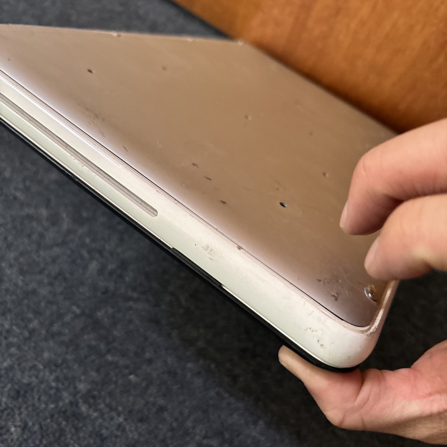 MacBook Laptop A1342 EMC 2350 250gb HDD 2GB RAM DVD Drive *For Parts Or Repair*