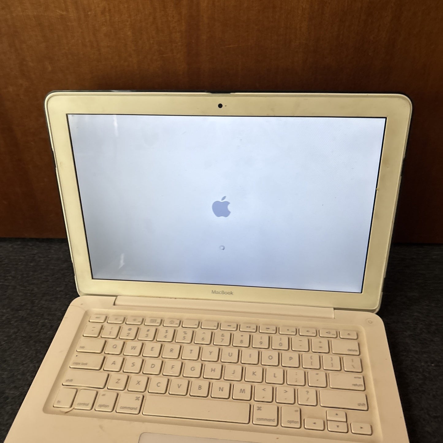 MacBook Laptop A1342 EMC 2350 250gb HDD 2GB RAM DVD Drive *For Parts Or Repair*