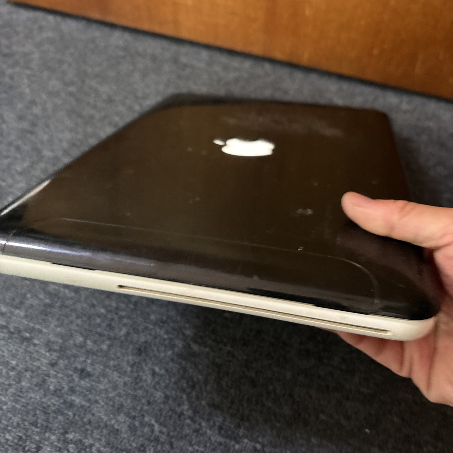 MacBook Laptop A1342 EMC 2350 250gb HDD 2GB RAM DVD Drive *For Parts Or Repair*