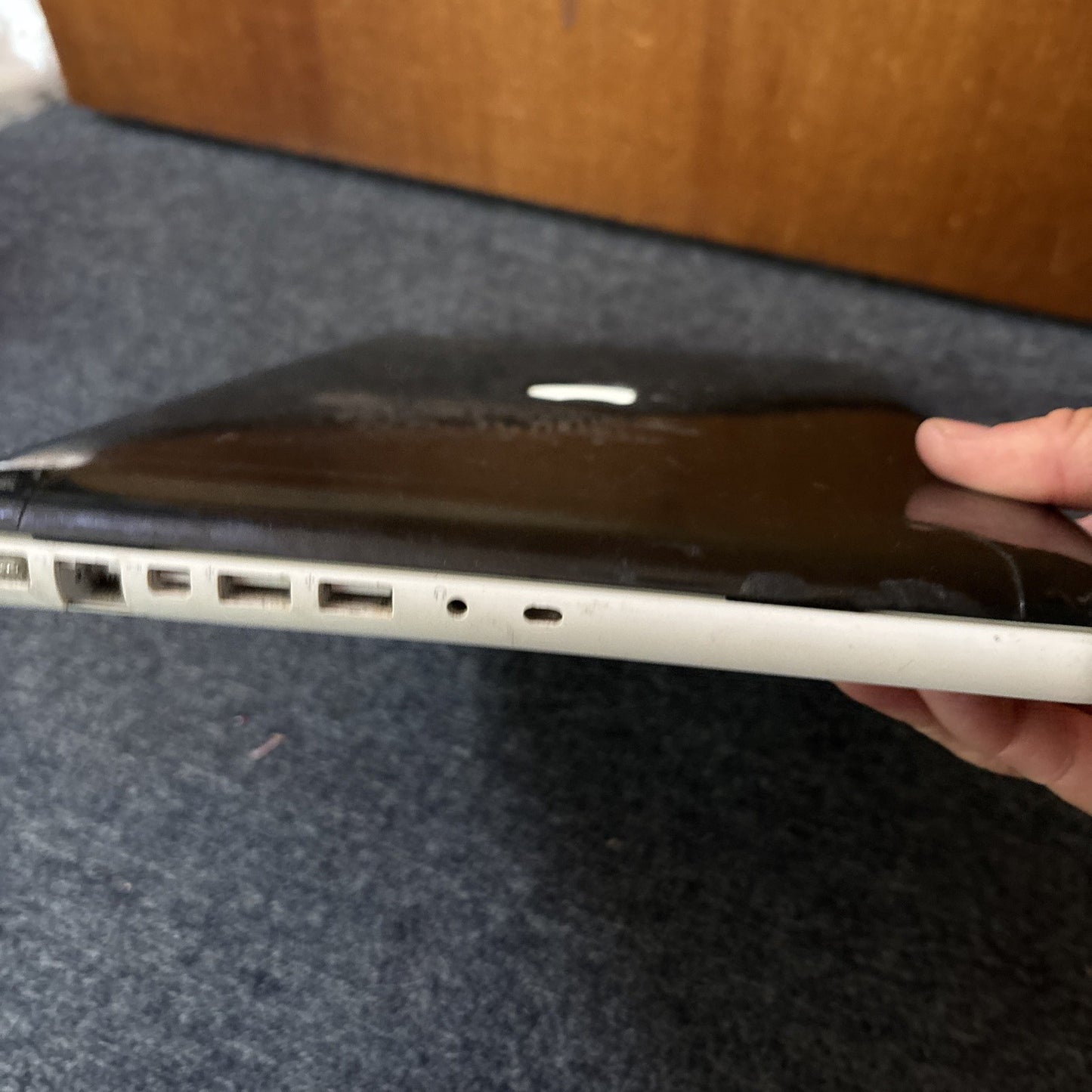 MacBook Laptop A1342 EMC 2350 250gb HDD 2GB RAM DVD Drive *For Parts Or Repair*