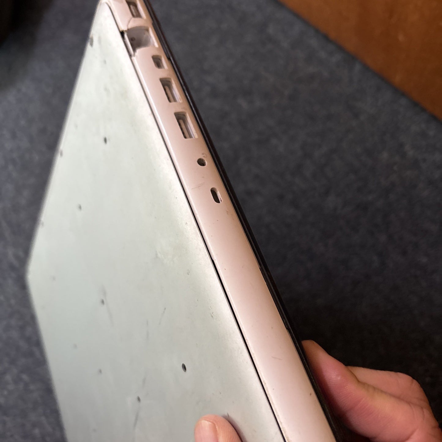 MacBook Laptop A1342 EMC 2350 250gb HDD 2GB RAM DVD Drive *For Parts Or Repair*