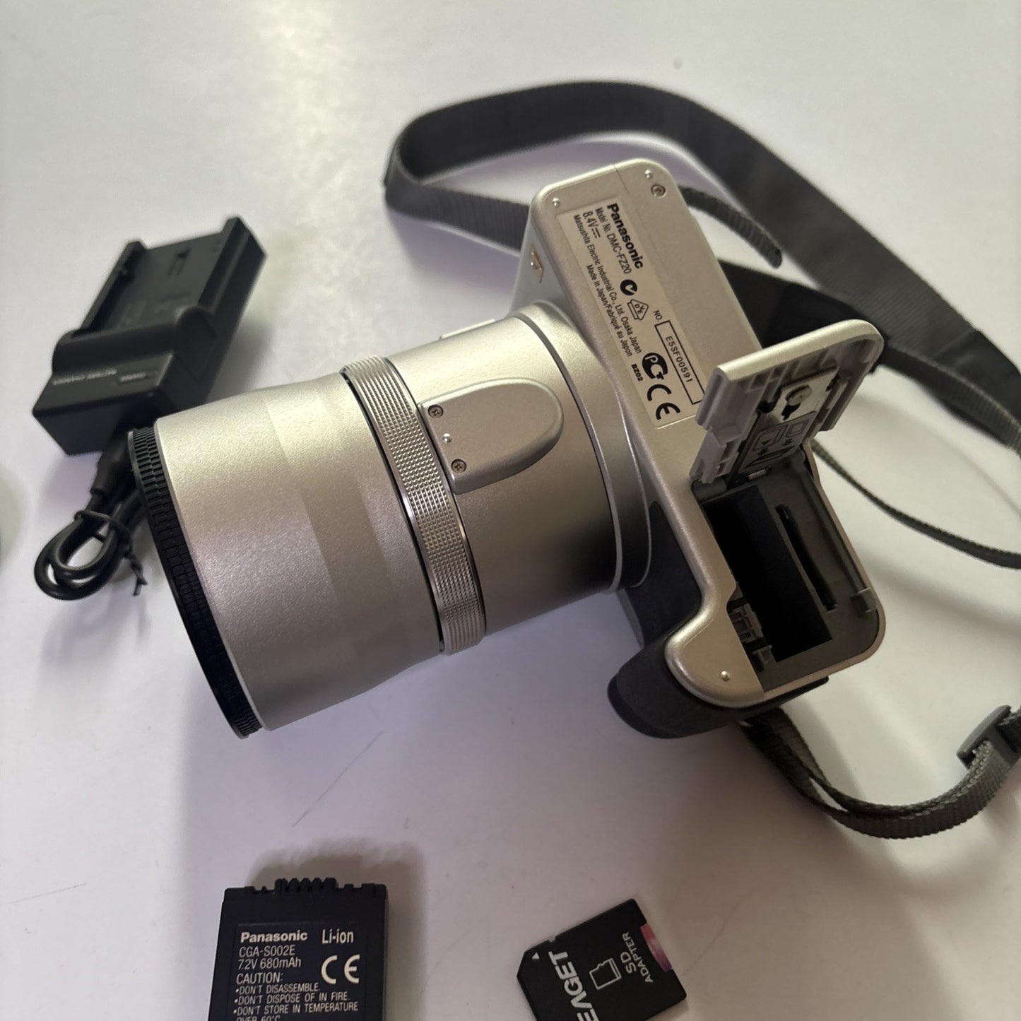 Panasonic Lumix DMC-FZ20 SuperZoom Digital Camera 5MP 256mb SD Card 12x Zoom