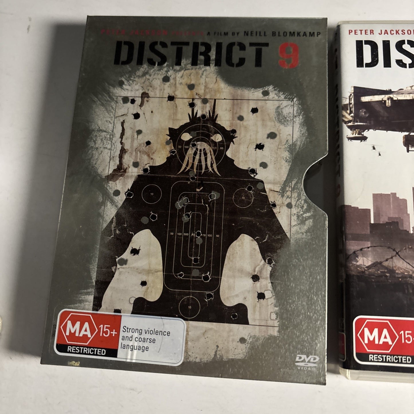 District 9 - Steelcase  (DVD, 2009)  Peter Jackson, Neill Blomkamp Region 4
