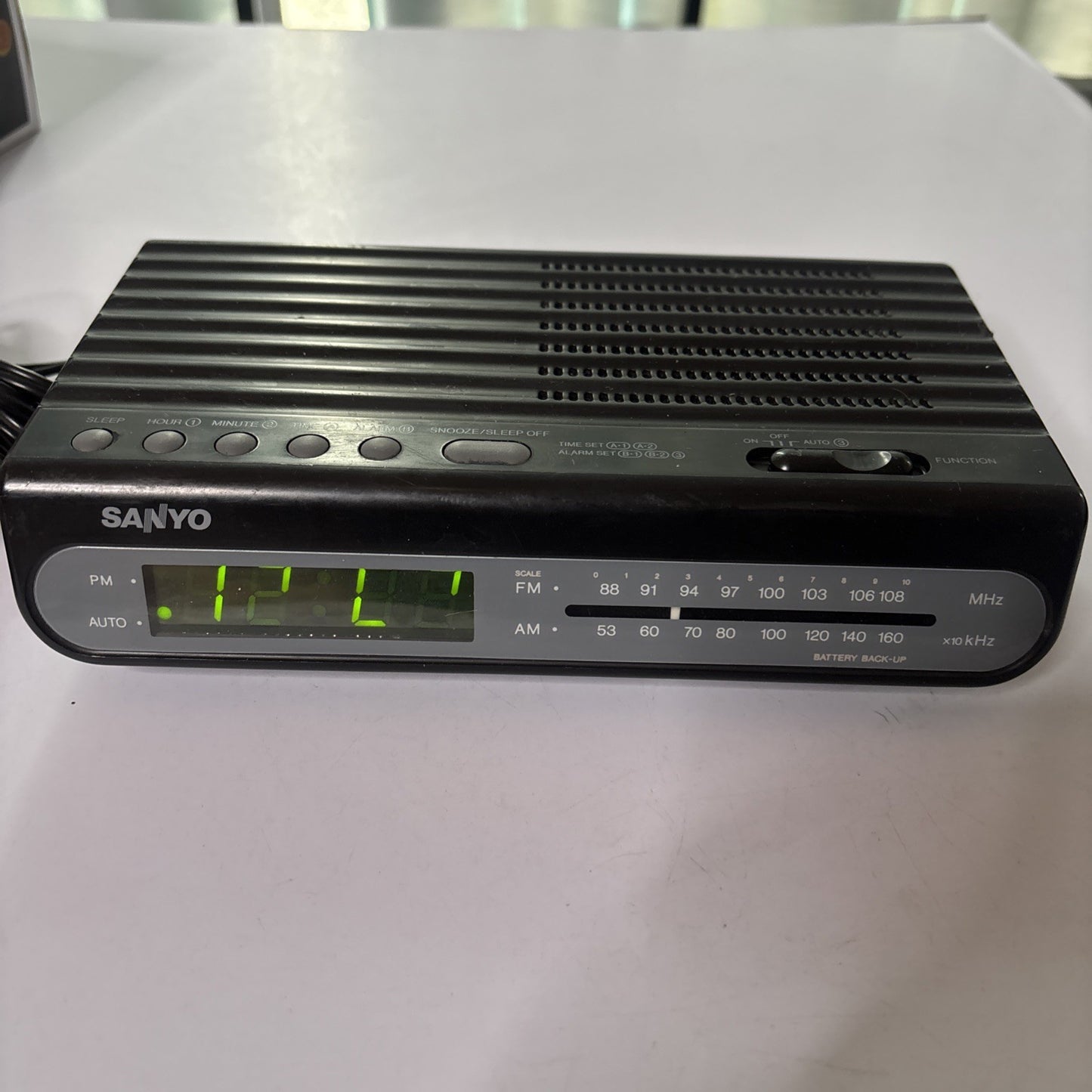 Sanyo RM-5009 Alarm Clock Am/FM Radio