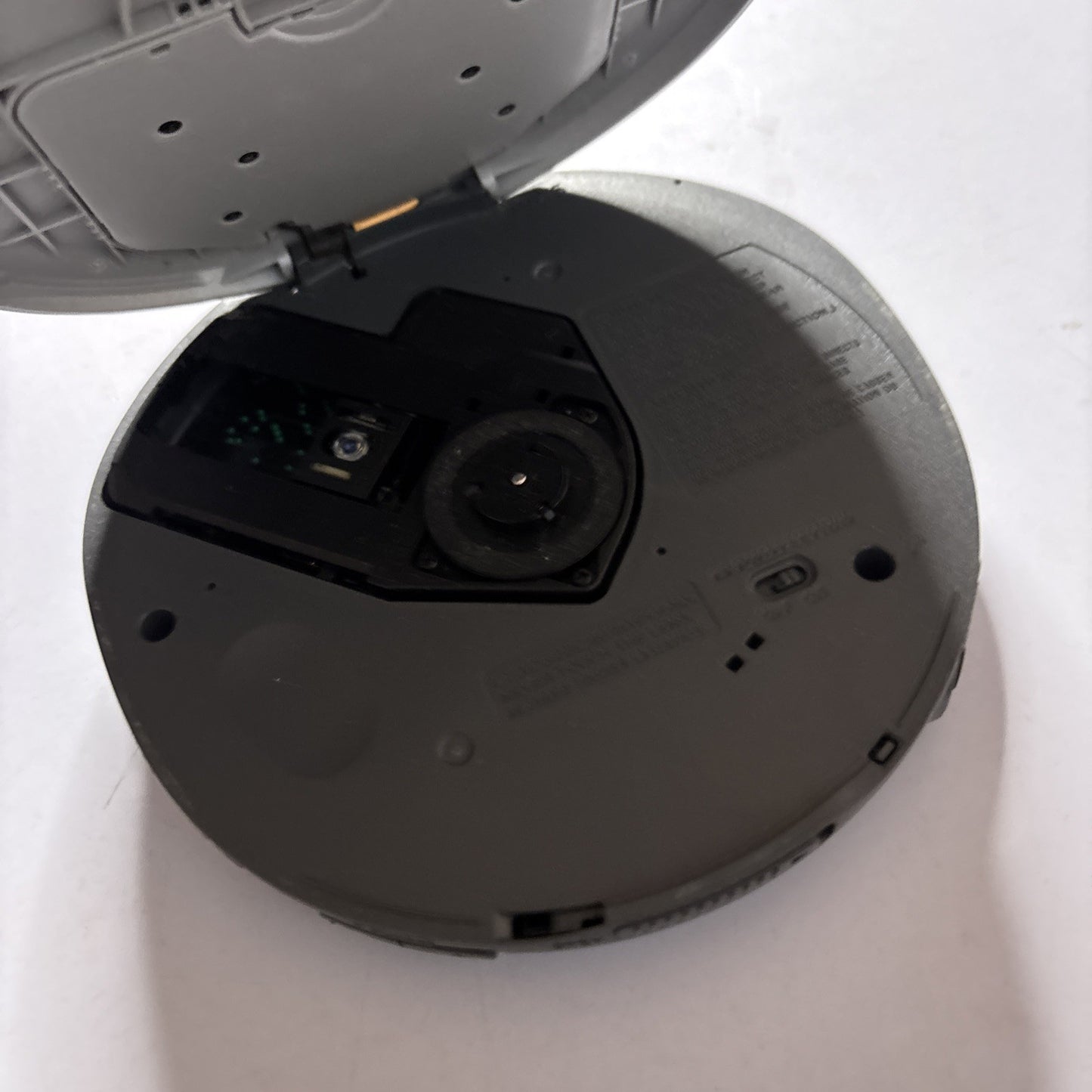 Sony CD Walkman D-EJ611 *For Repairs - Plays But Sound Is Distorted*