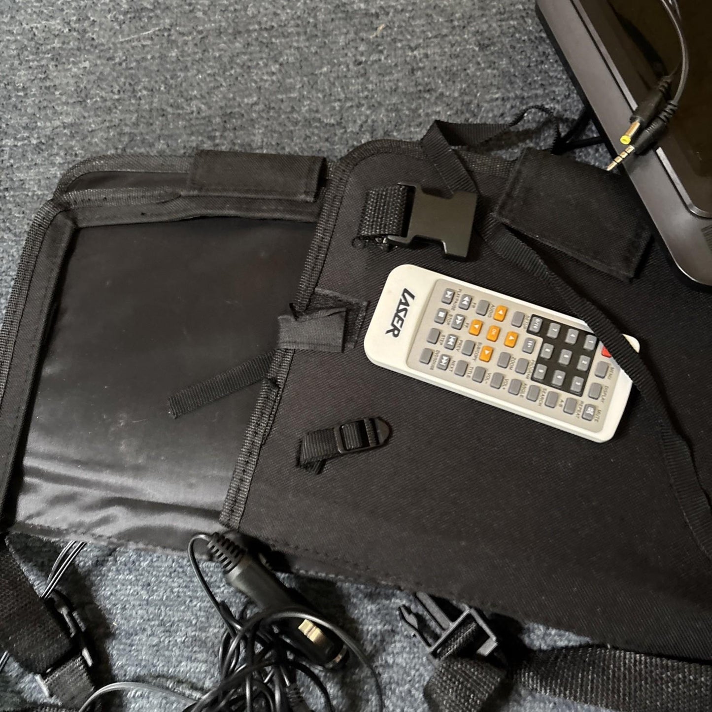 Laser DVD Player Portable 9"  Dual Screen Plays All Regions DVD-PT9-DualB